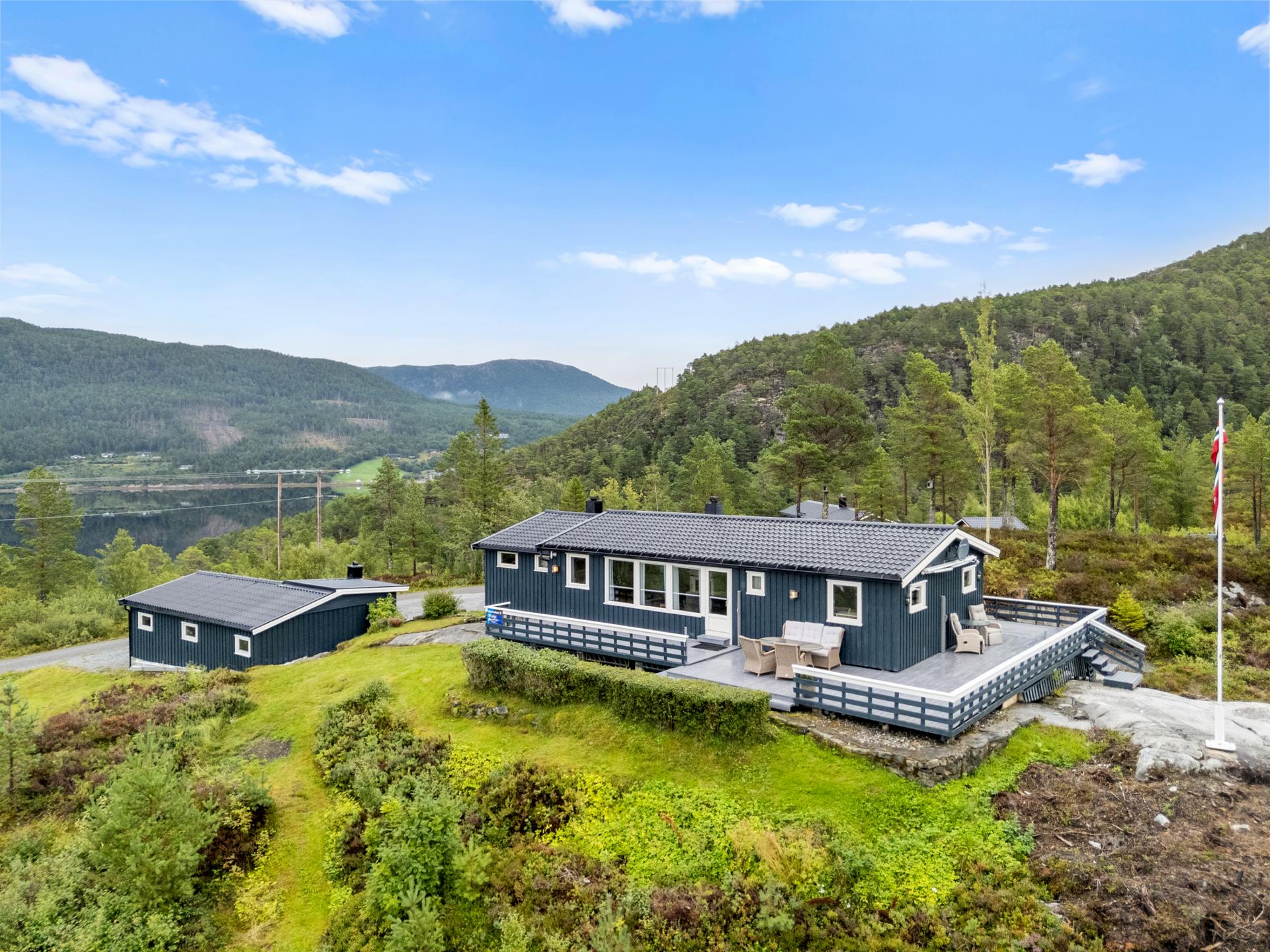 Eiendommen er svært pent beliggende på toppen av et høydedrag på Åneset med fantastisk utsikt utover sjøen og gode solforhold. . Bilde nummer 2 av 3