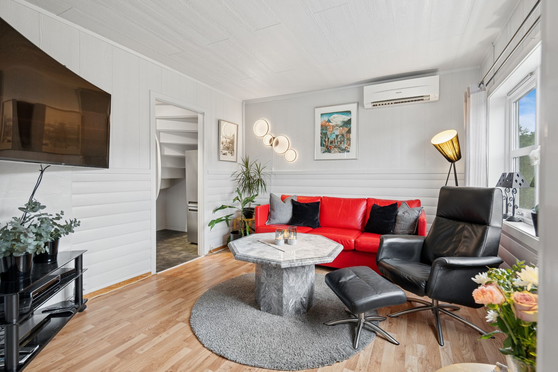 Et hjem med mye sjarm, god bokomfort og skjermede omgivelser.. Bilde nummer 3 av 3