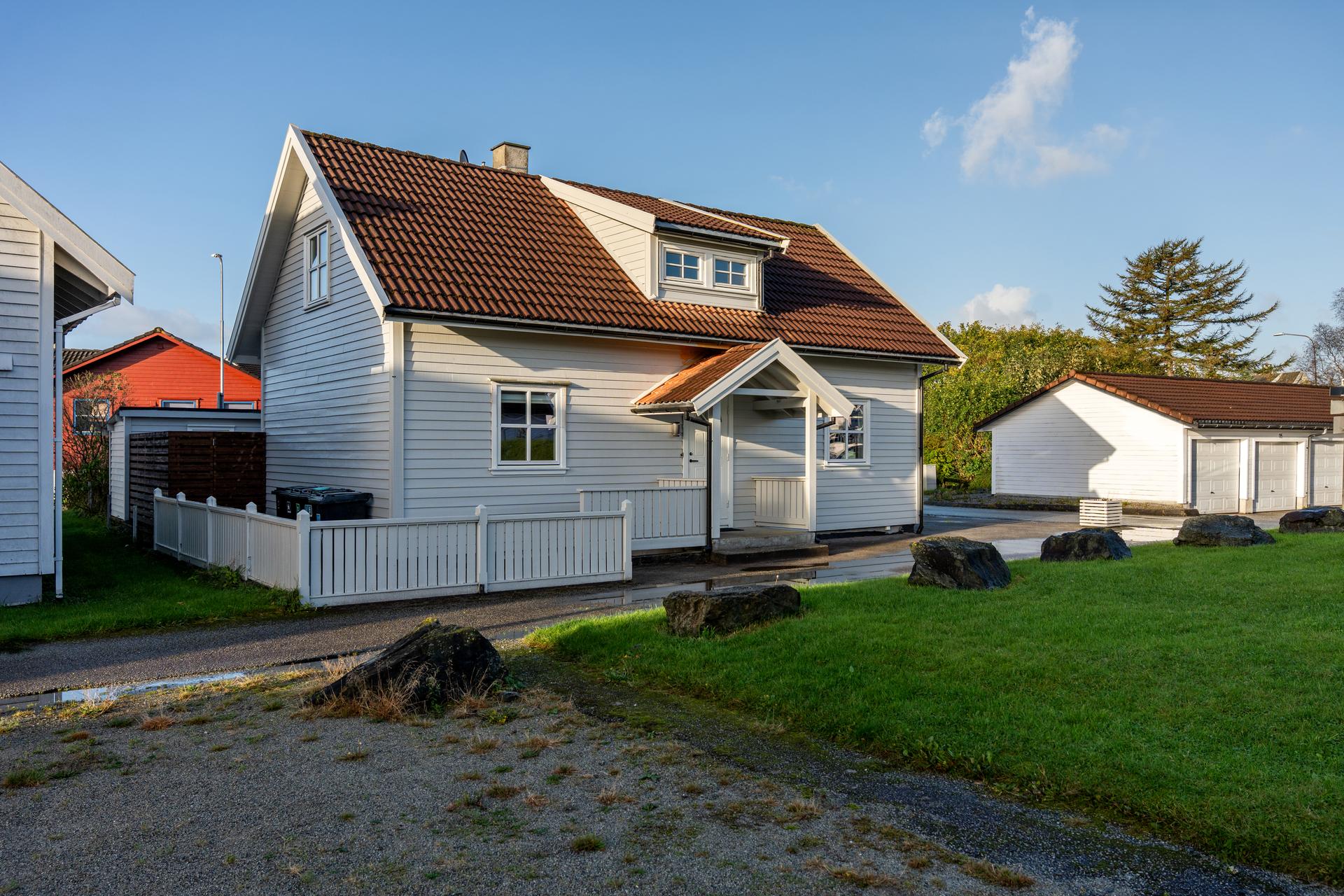 Frittliggende enebolig over tre plan med pent opparbeidet tomt. . Bilde nummer 3 av 3