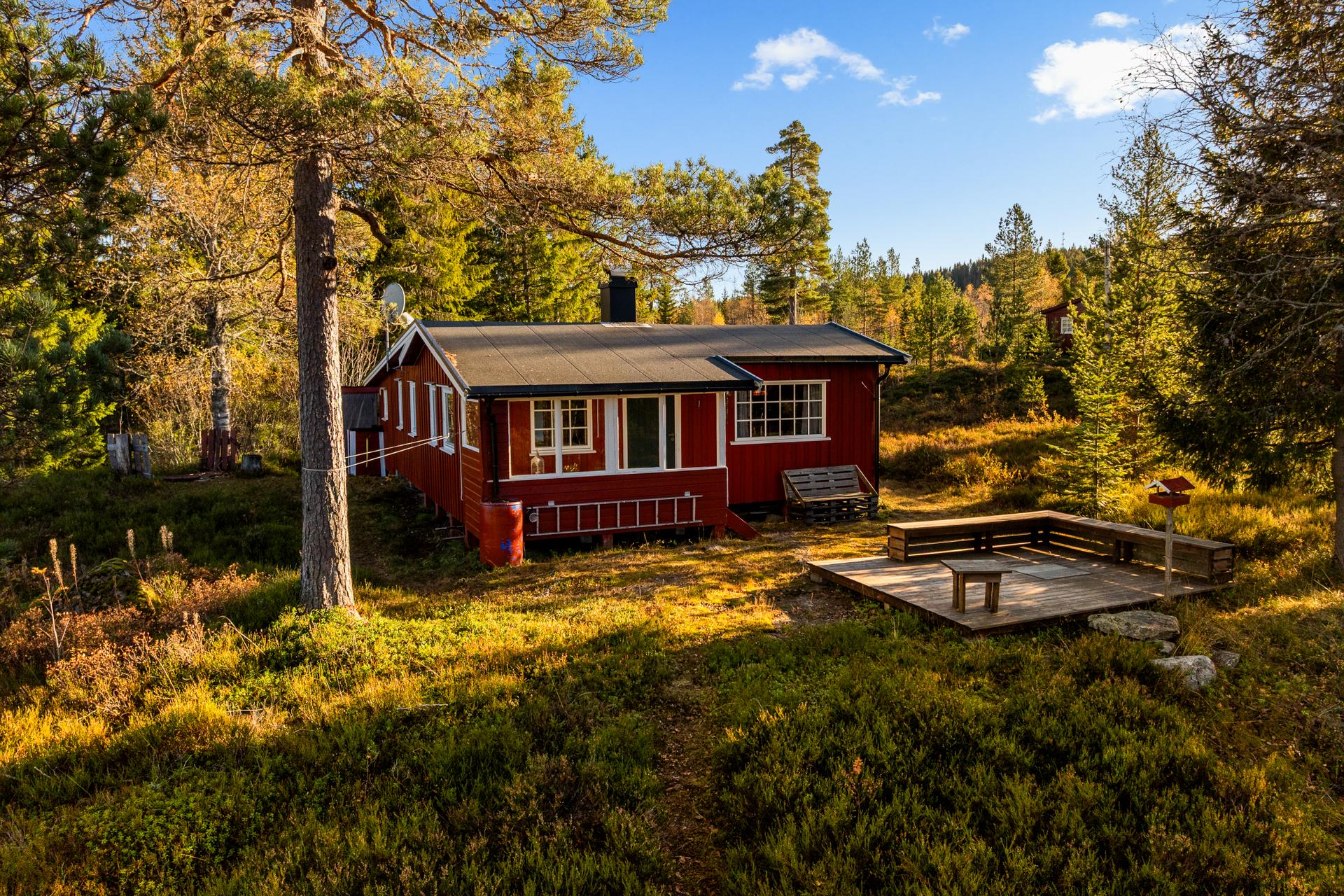 Eiendommen har flere etablerte uteplasser i naturskjønne omgivelser.. Bilde nummer 3 av 3