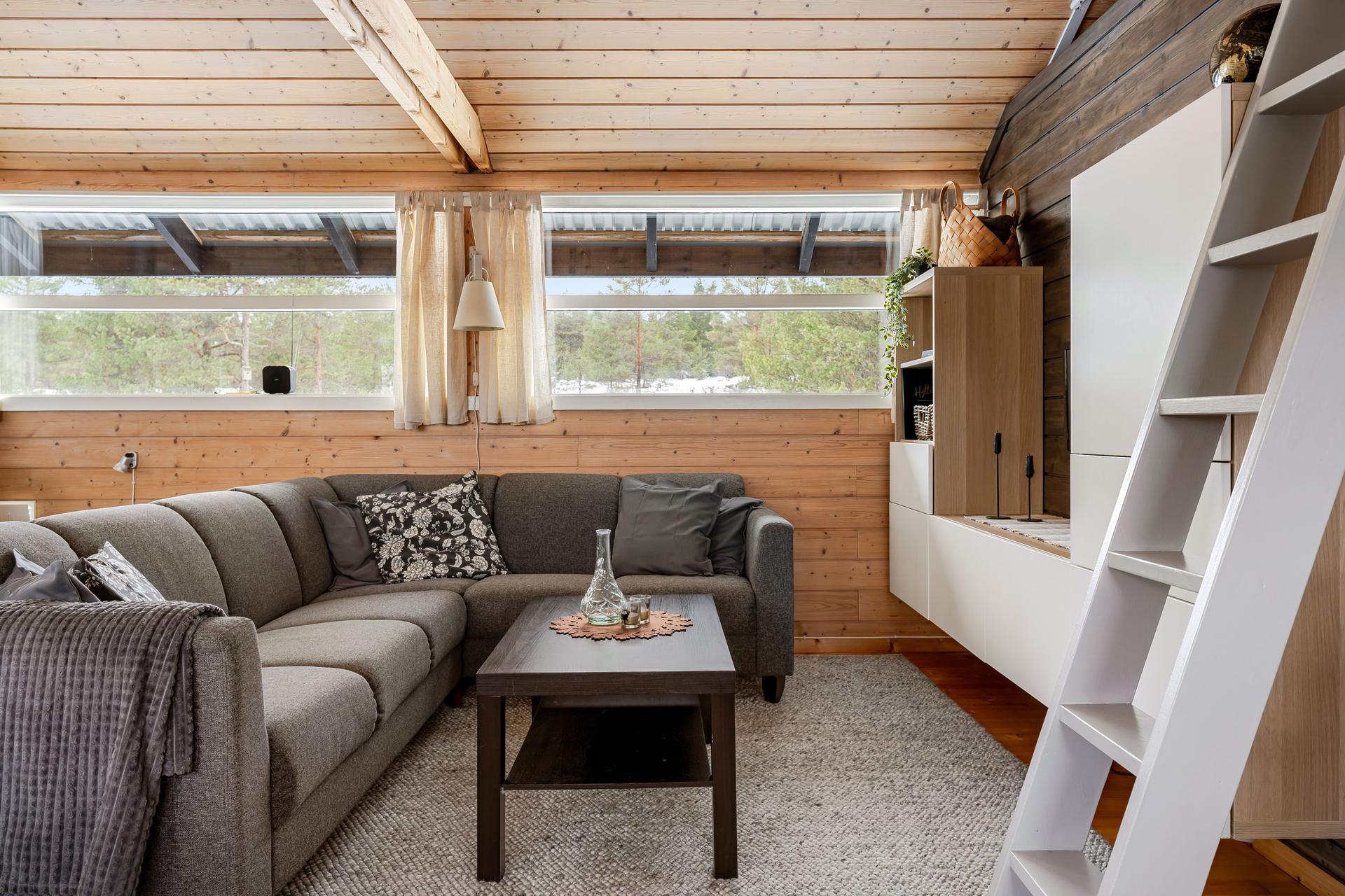 Velkommen til Utsetveien 32! Foto: Husfoto AS (Børge Halseth). Bilde nummer 1 av 3