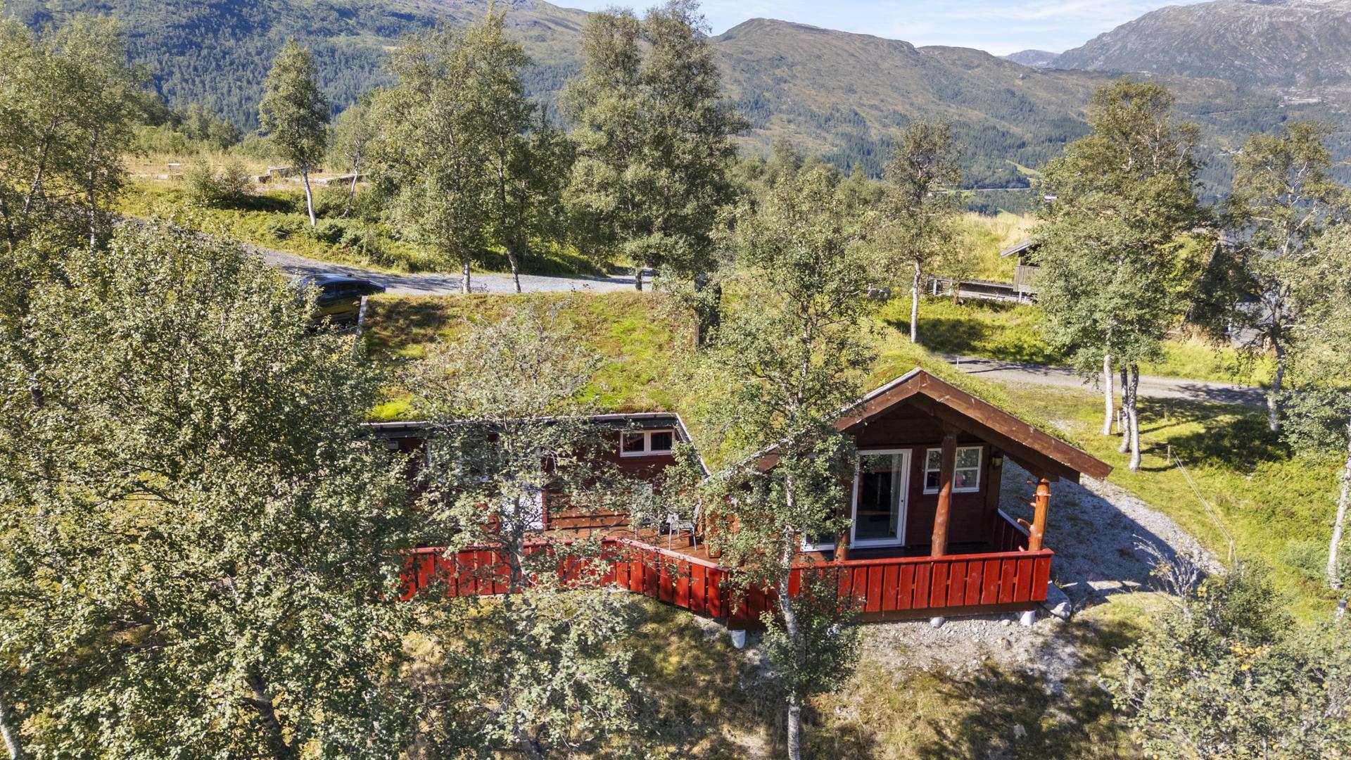 Hytta ligg fint til i etablert hyttefelt på Vindheim i Viksdalen. Bilde nummer 2 av 3