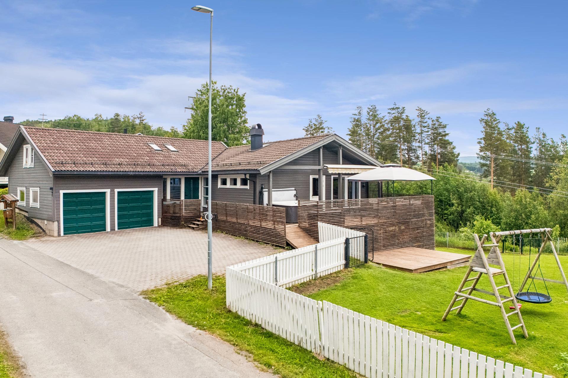 En oppgradert og moderne enebolig over tre plan med integrert dobbelgarasje, flere soverom og store uteområder.. Bilde nummer 3 av 3