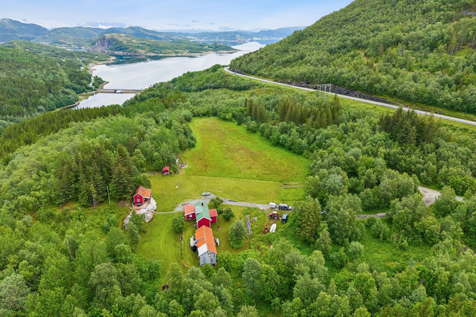 Bygningene på bildet er en del av denne eiendommen.. Bilde nummer 2 av 3