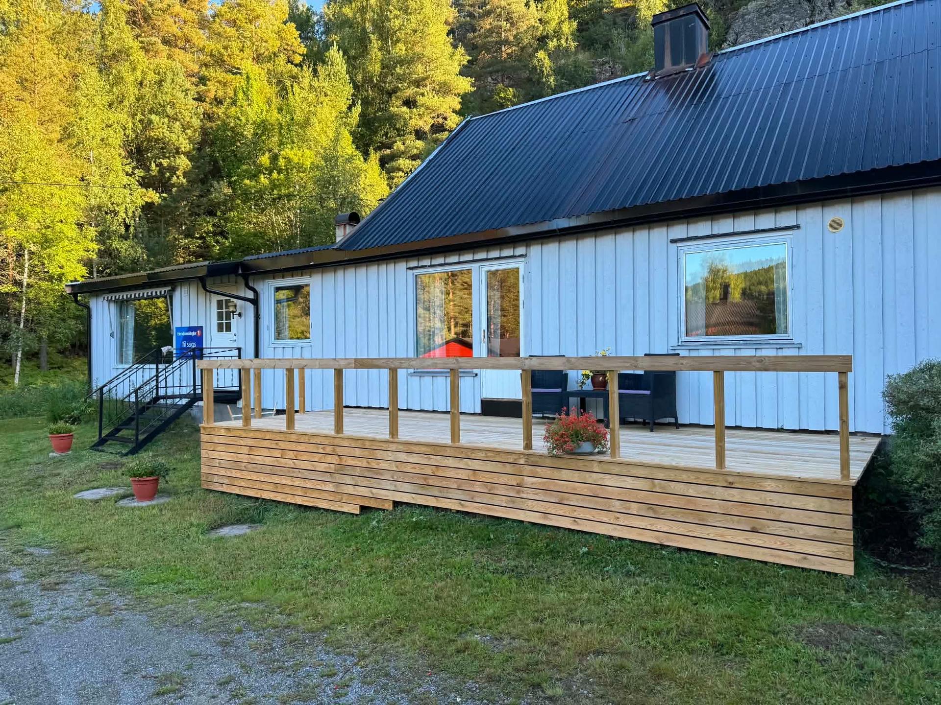 Verandaen på 17 m² er nylig oppgradert med nye gulvbord og delvis etablert rekkverk.. Bilde nummer 3 av 3