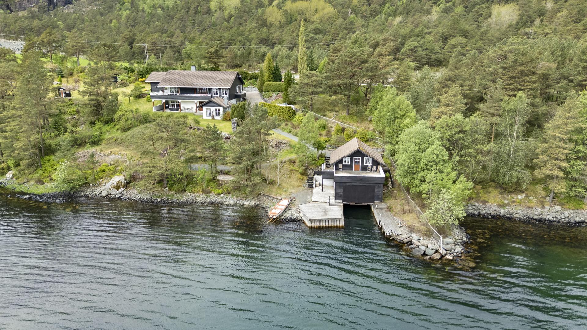 Velkommen til denne flotte eigedomen! Foto: Photoevent (Thor-Aage Bolseth Lillestøl) . Bilde nummer 1 av 3