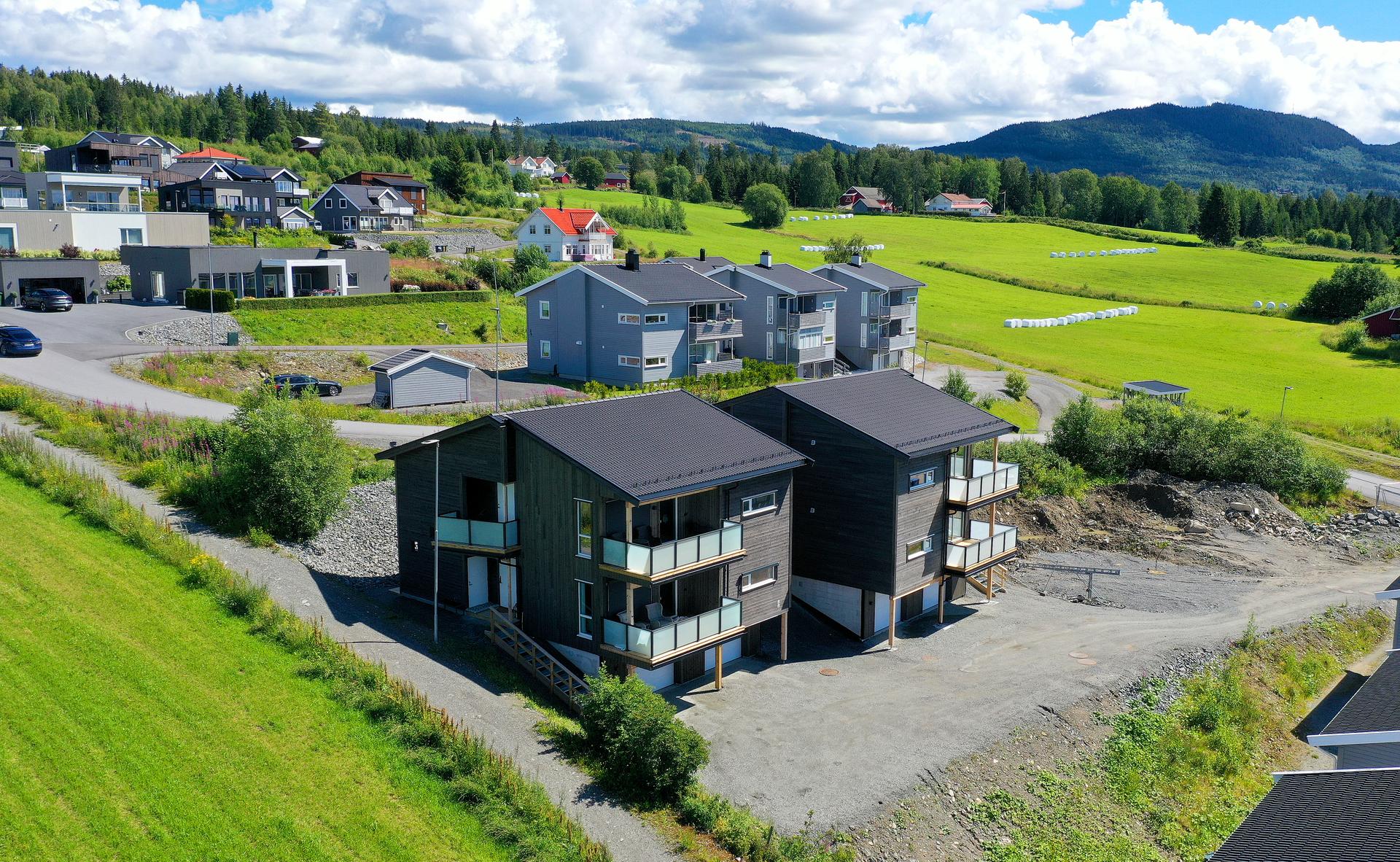 Sameiet består totalt av 7 horisontaldelte tomannsboliger med to leiligheter i hvert bygg.. Bilde nummer 3 av 3