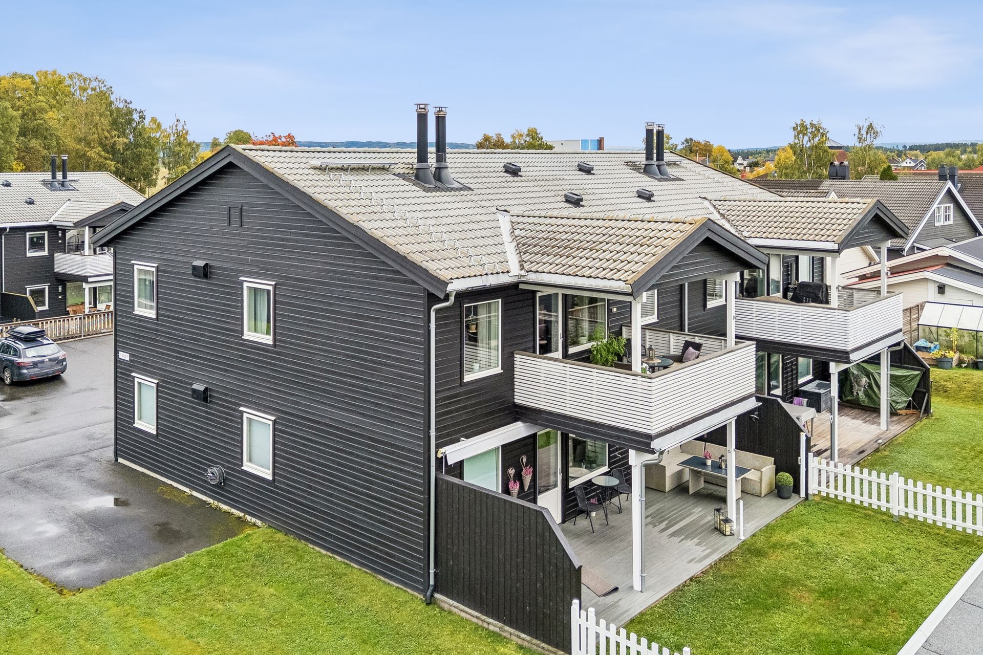 Boligbygget har velholdte fellesarealer med plen rundt bygget.. Bilde nummer 2 av 3