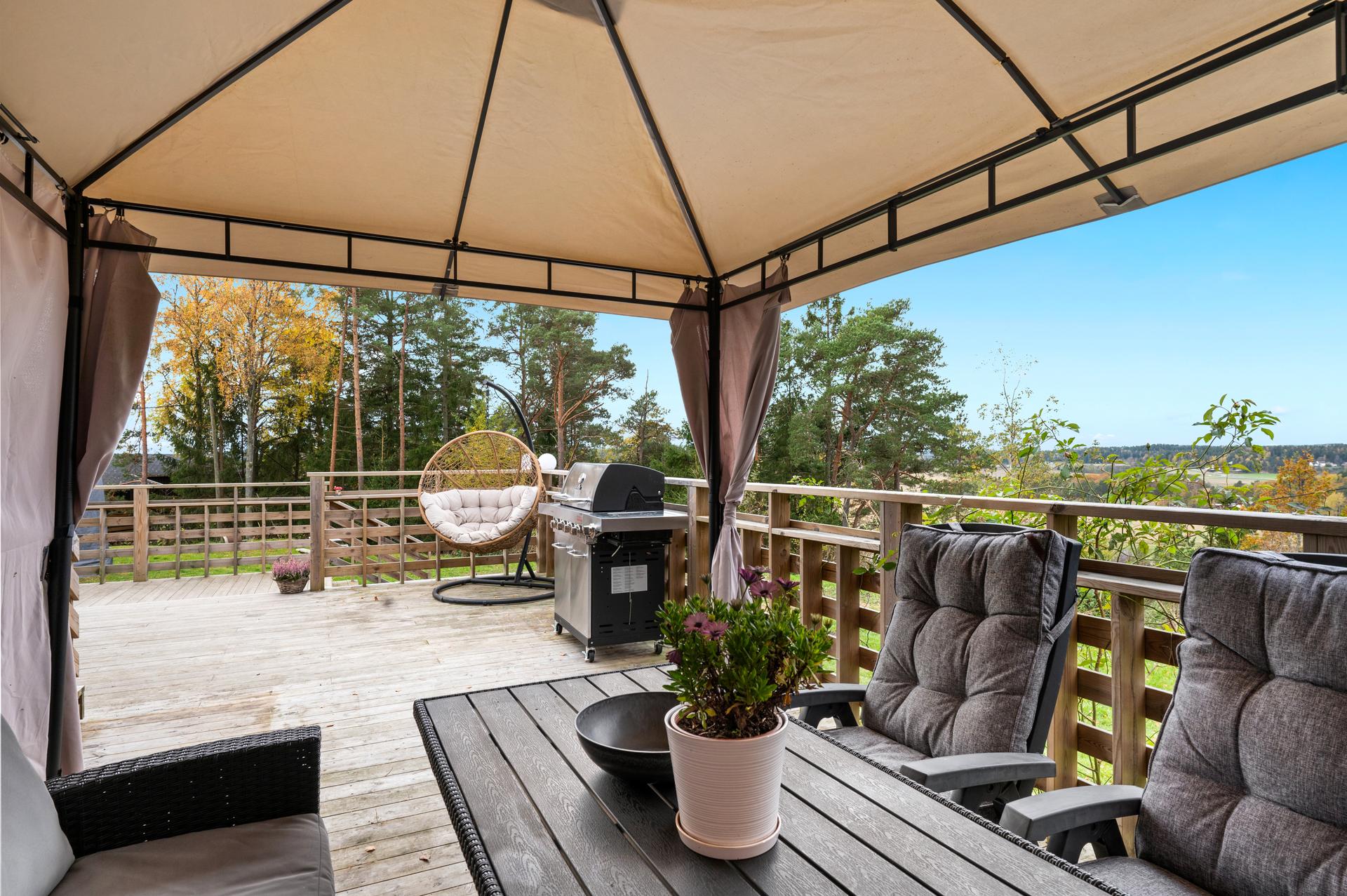 Den 45 m² store verandaen er et naturlig samlingspunkt med god plass til utemøbler.. Bilde nummer 2 av 3