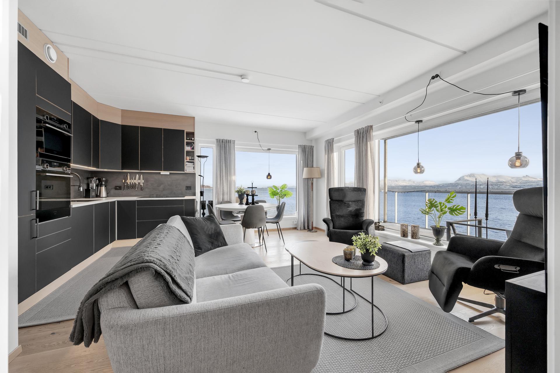 - Påkostet kjøkken fra HTH med slette moderne fronter og hvitevarer fra Siemens Studioline.. Bilde nummer 1 av 3