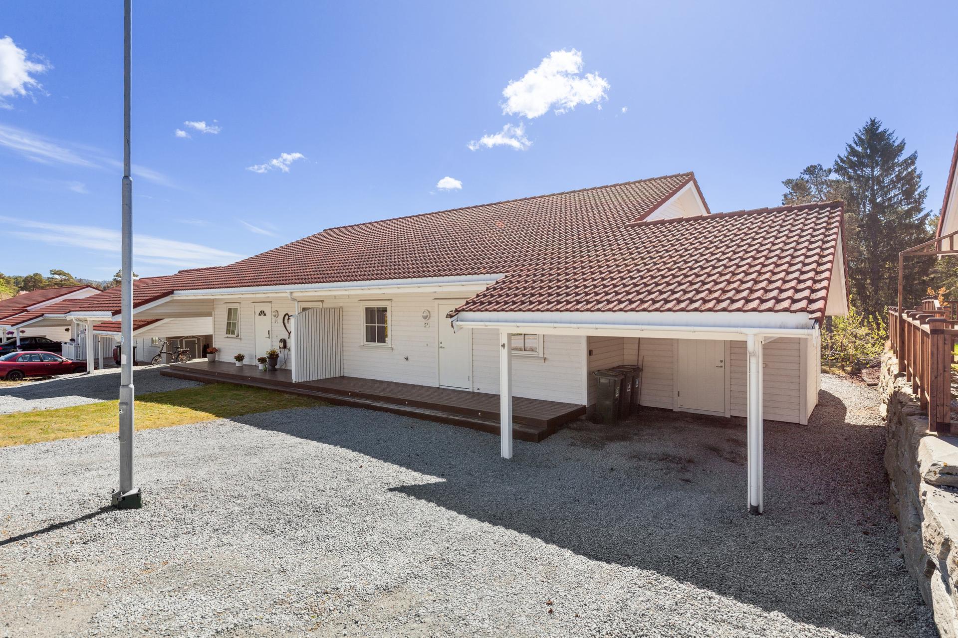 God parkeringsplass i carport samt foran boligen.. Bilde nummer 3 av 3