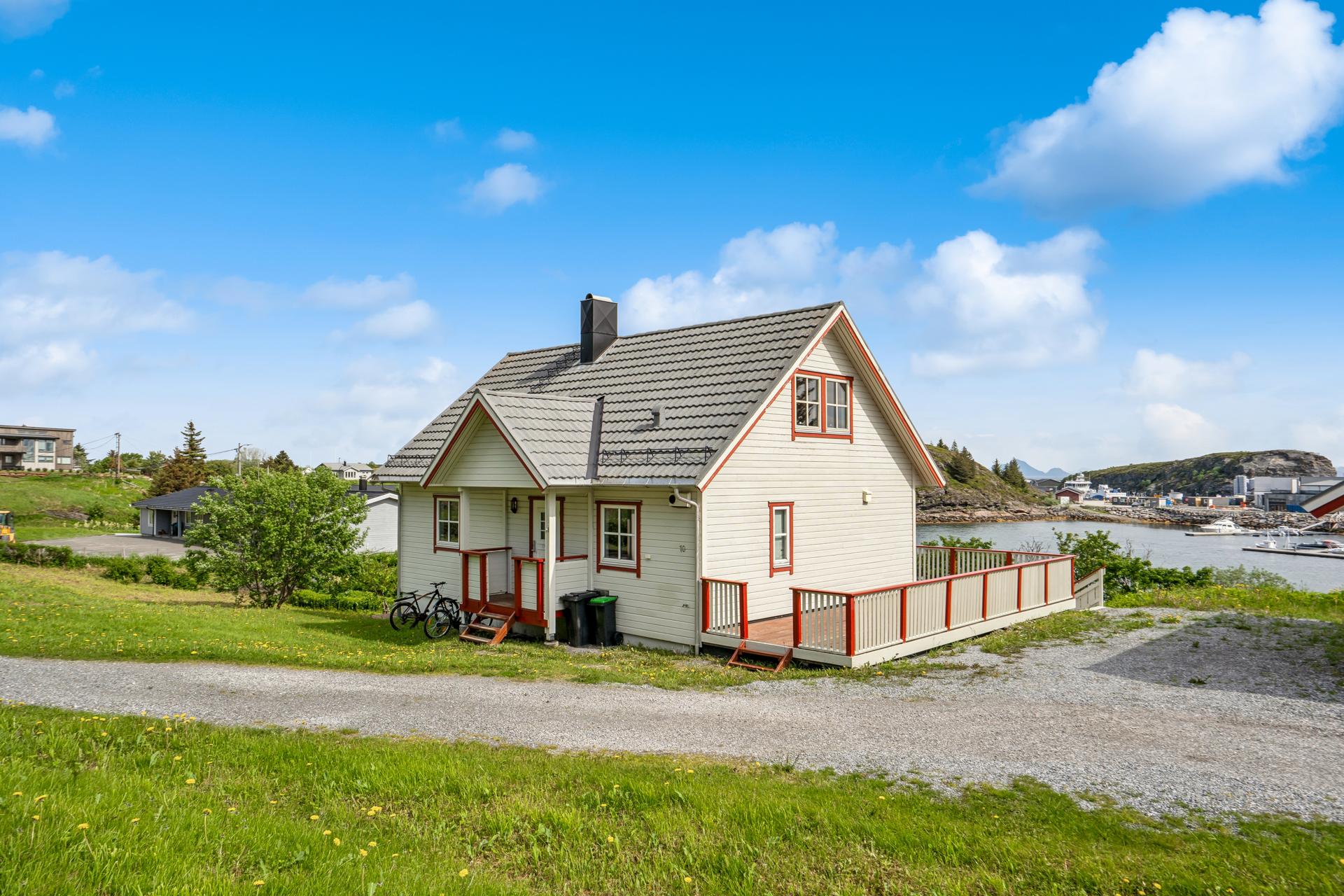 Eiendommen ligger i skrånende terreng med nærhet til sjøen. Frittstående garasje med boder ble oppført i 2014.. Bilde nummer 2 av 3