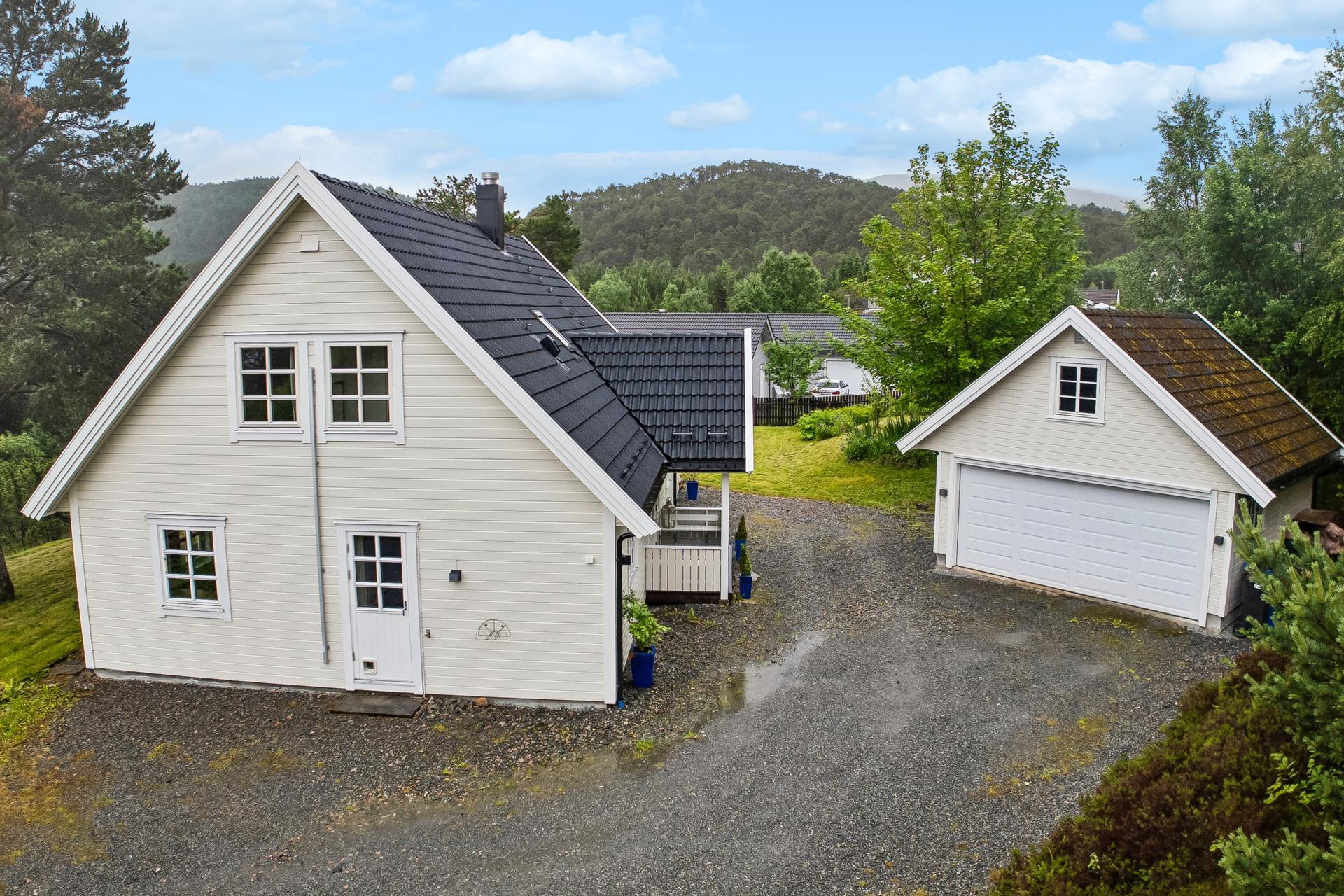 - Eiendommen ble oppført i 2000 og byr på 152 m² med en gjennomgående flott og velholdt standard. I tillegg har du en garasje på 28 m² -. Bilde nummer 2 av 3