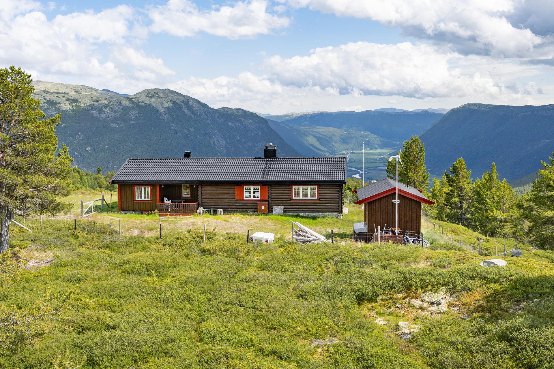 Eiendommen "Fjellheim" ligger idyllisk til i Horgen i Sel kommune, ca 890 moh.. Bilde nummer 2 av 3