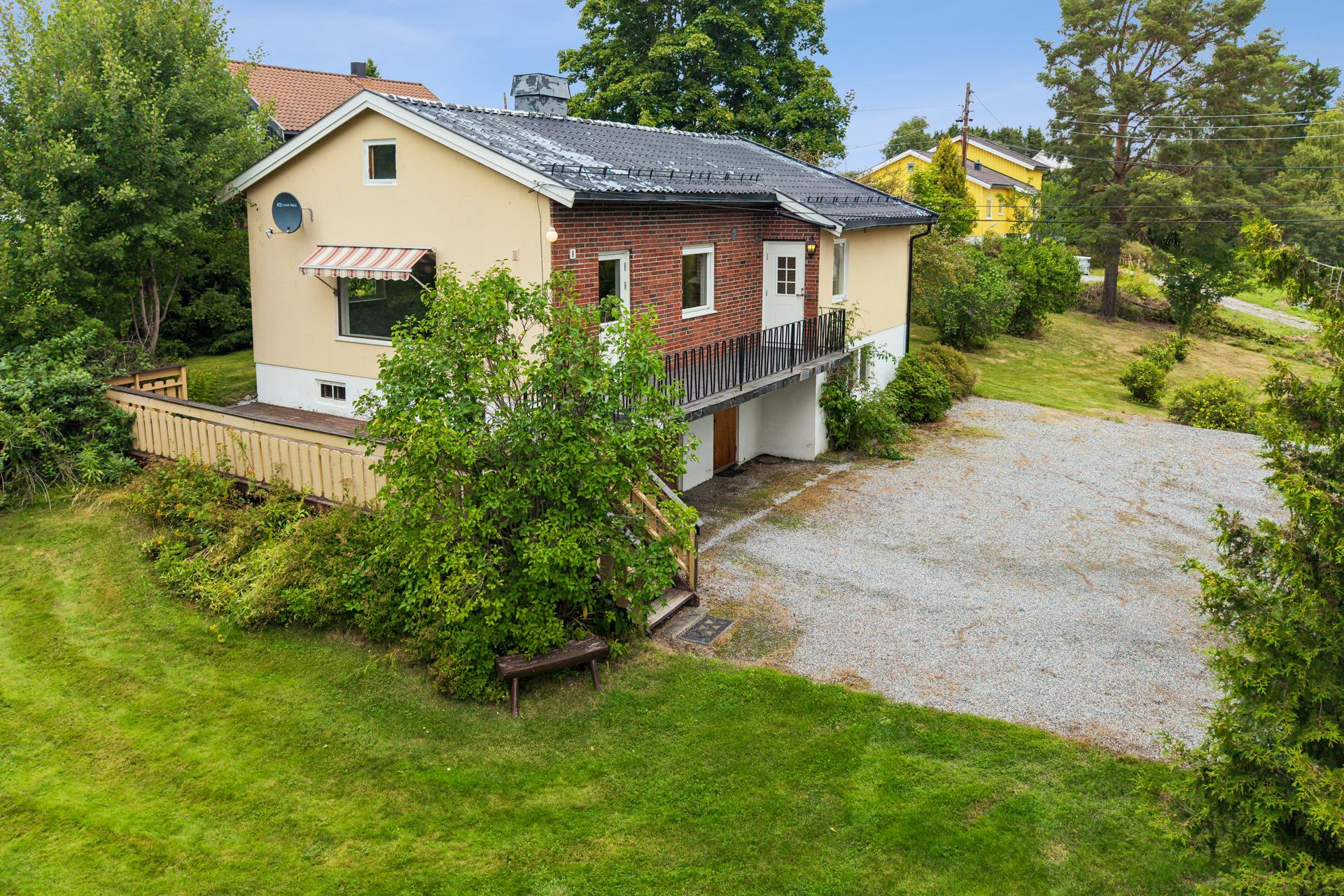 Eiendommen ligger sentralt med gangavstand til skoler, idrettsanlegg og Årnes sentrum.. Bilde nummer 3 av 3