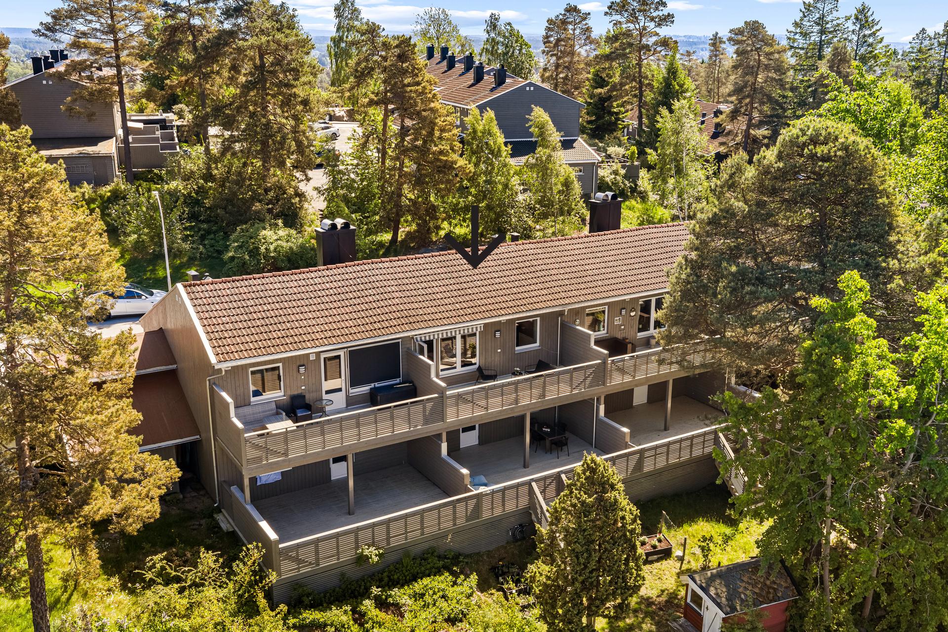 Boligen har to vestvendte uteplasser, en veranda fra stuen og en stor terrasse i underetasjen.. Bilde nummer 2 av 3