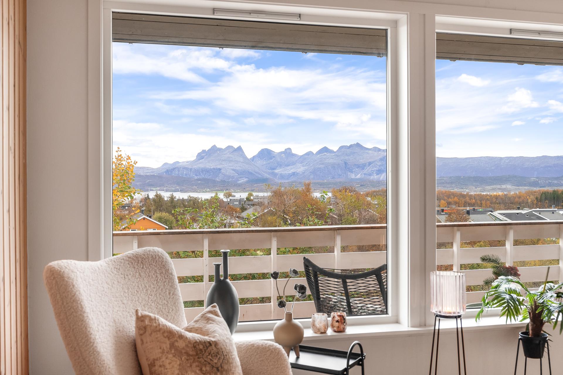 Velkommen til Storgjerdåsen 48!  Enebolig m/storslått utsikt fra eiendommen mot Saltenfjorden og fjellene omkring.. Bilde nummer 1 av 3