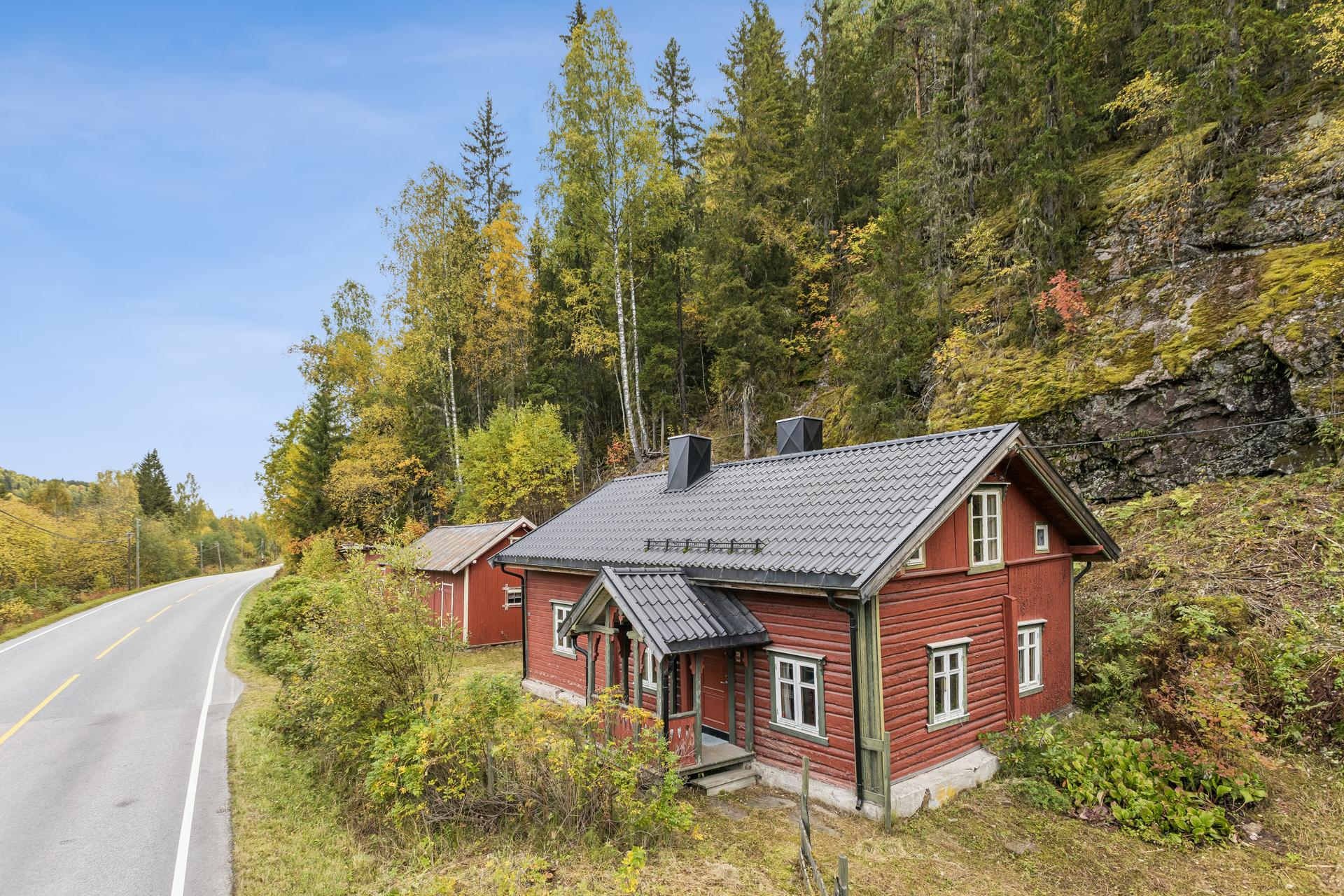 Sjarmerende fritidsbolig med tømmerkasse fra ca. 1901 og tilbygg fra 1920-årene, vakkert plassert ved Renaelva.. Bilde nummer 2 av 3