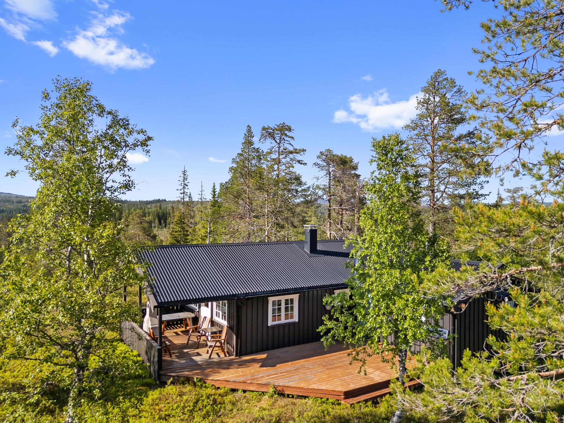 Fin takoverbygd "grillplass" med utepeis. . Bilde nummer 2 av 3
