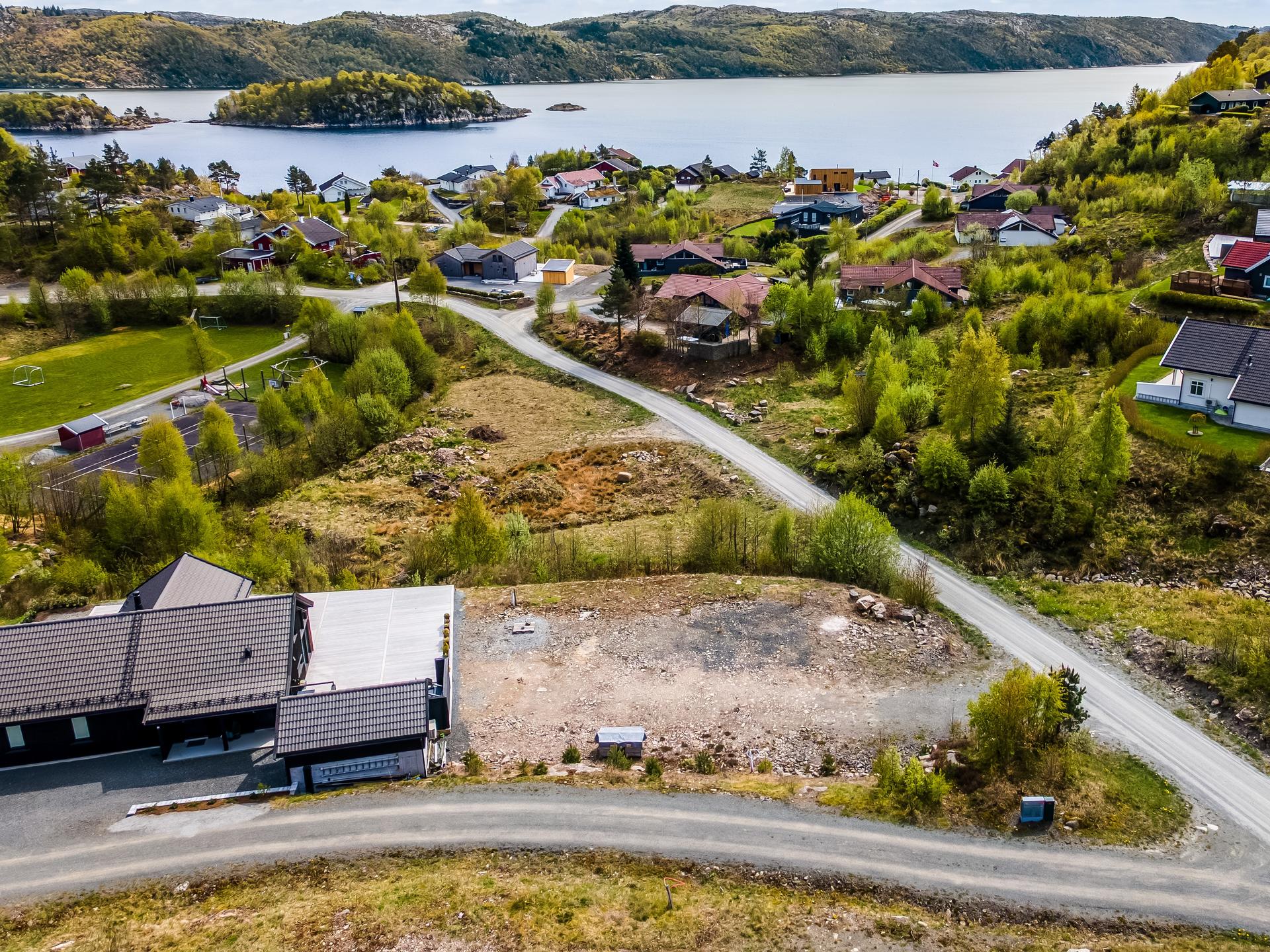 Byggeklar hyttetomt med utsikt over Grønsfjorden. Tomten leveres grovplanert med vei, vann, avløp og strøm til tomtegrensen.. Bilde nummer 2 av 3