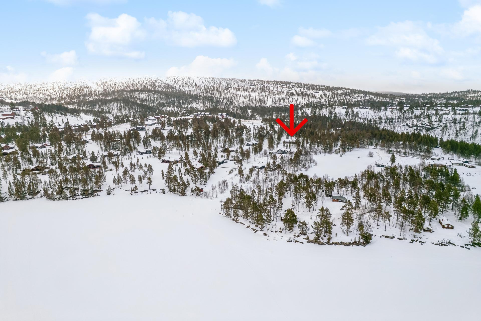 Eiendommen ligger sentralt på Savalen. 200 meter til sjøen. Langrennsløyper rett i nærheten. Gangavstand til Savalen fjellhotell. . Bilde nummer 2 av 3