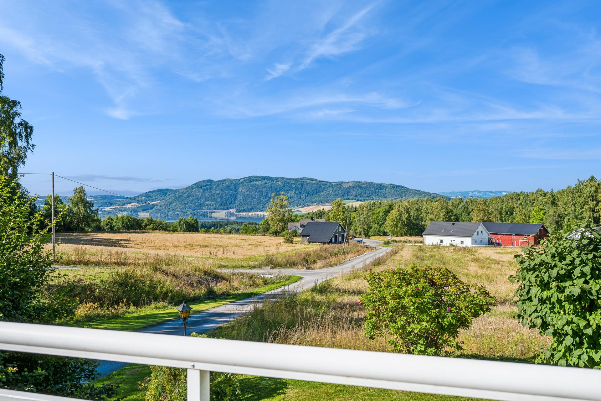 Eiendommen ligger i landlige og idylliske omgivelser like utenfor Brumunddal, med vakker utsikt mot Mjøsa og omkringliggende områder. . Bilde nummer 2 av 3