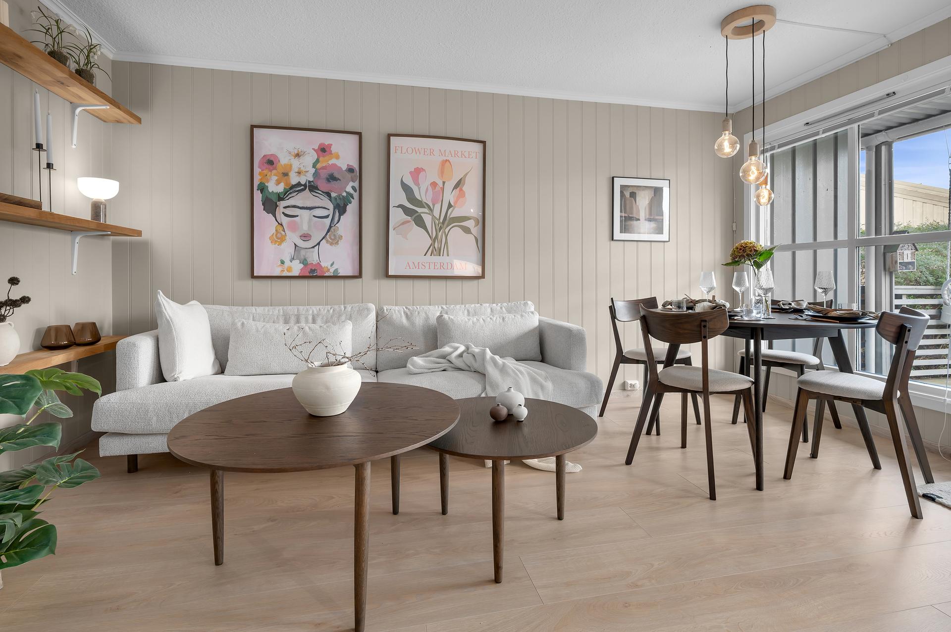 Pen stue med god plass til plassering av spisegruppe og sofakrok. Bilde nummer 3 av 3