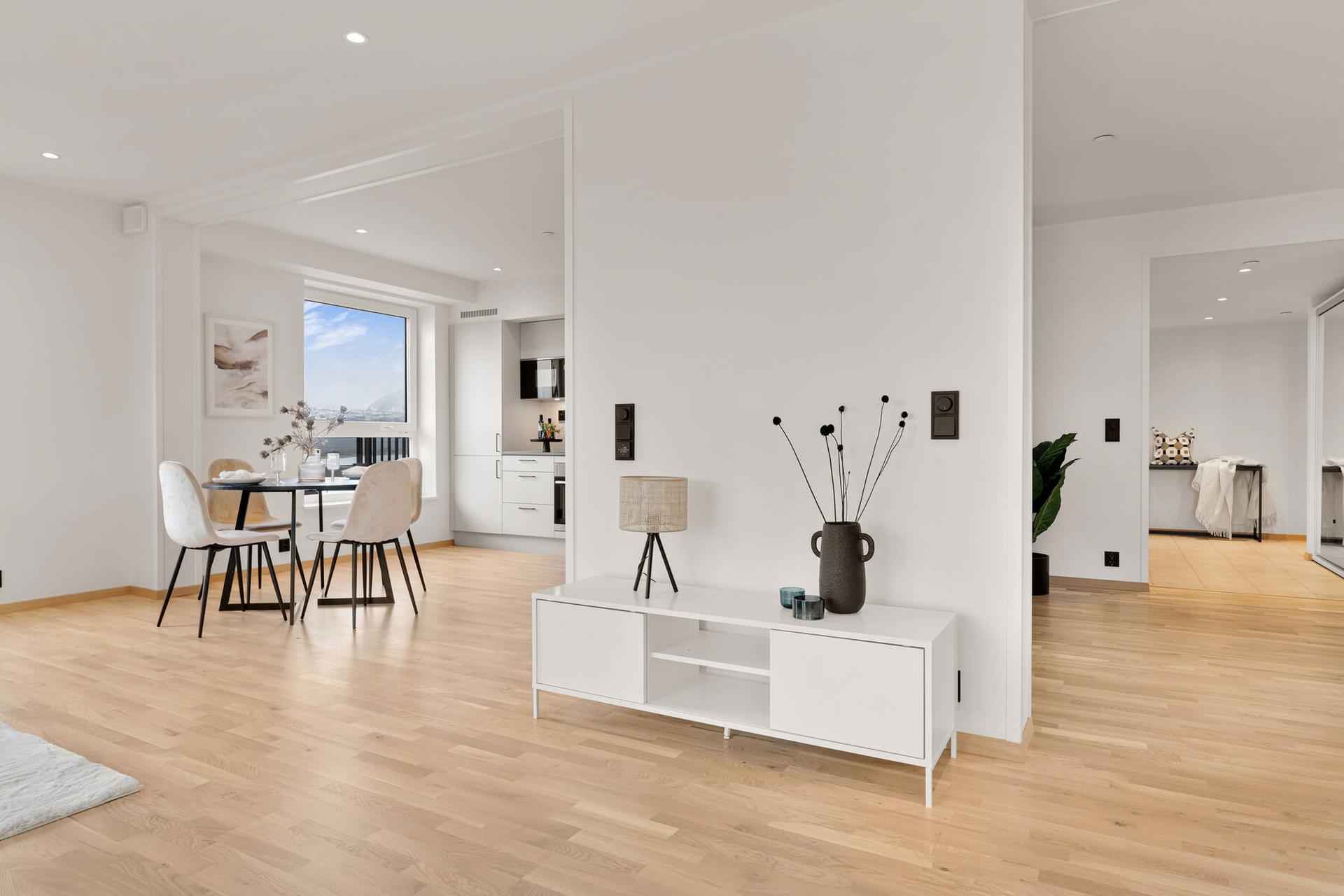 Moderne og innbydende 4-roms leilighet fra 2023 - velkommen på visning. Bilder: Lunde images.. Bilde nummer 1 av 3