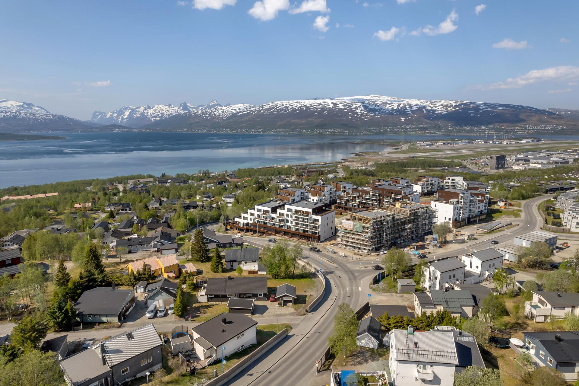 Blokken har en solrik plassering lengst sør i boligfeltet.. Bilde nummer 2 av 3