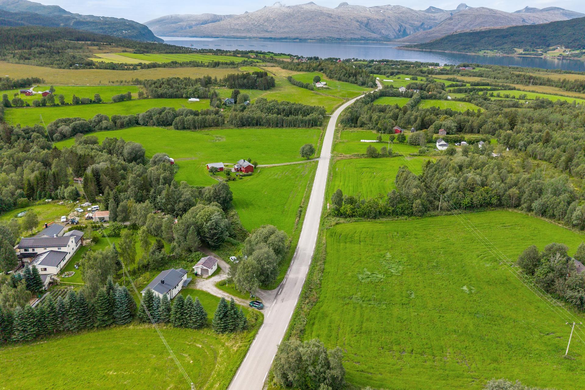Enebolig med landlig tomt og separat garasjebygg i Utskarpen.. Bilde nummer 2 av 3