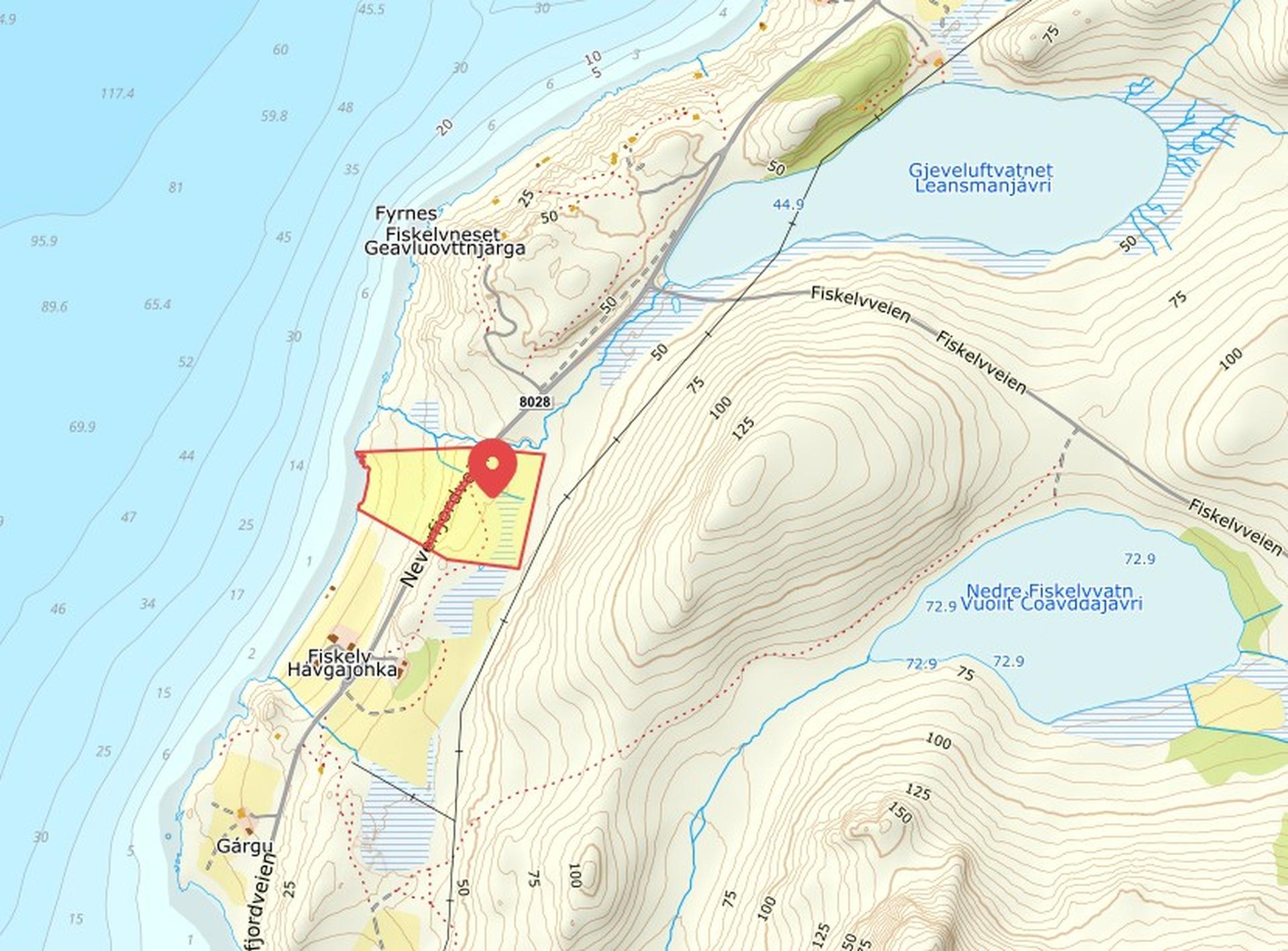 Tomten er markert med rød kontur, og viser beliggenheten langs fylkesvei 8028.. Bilde nummer 3 av 3