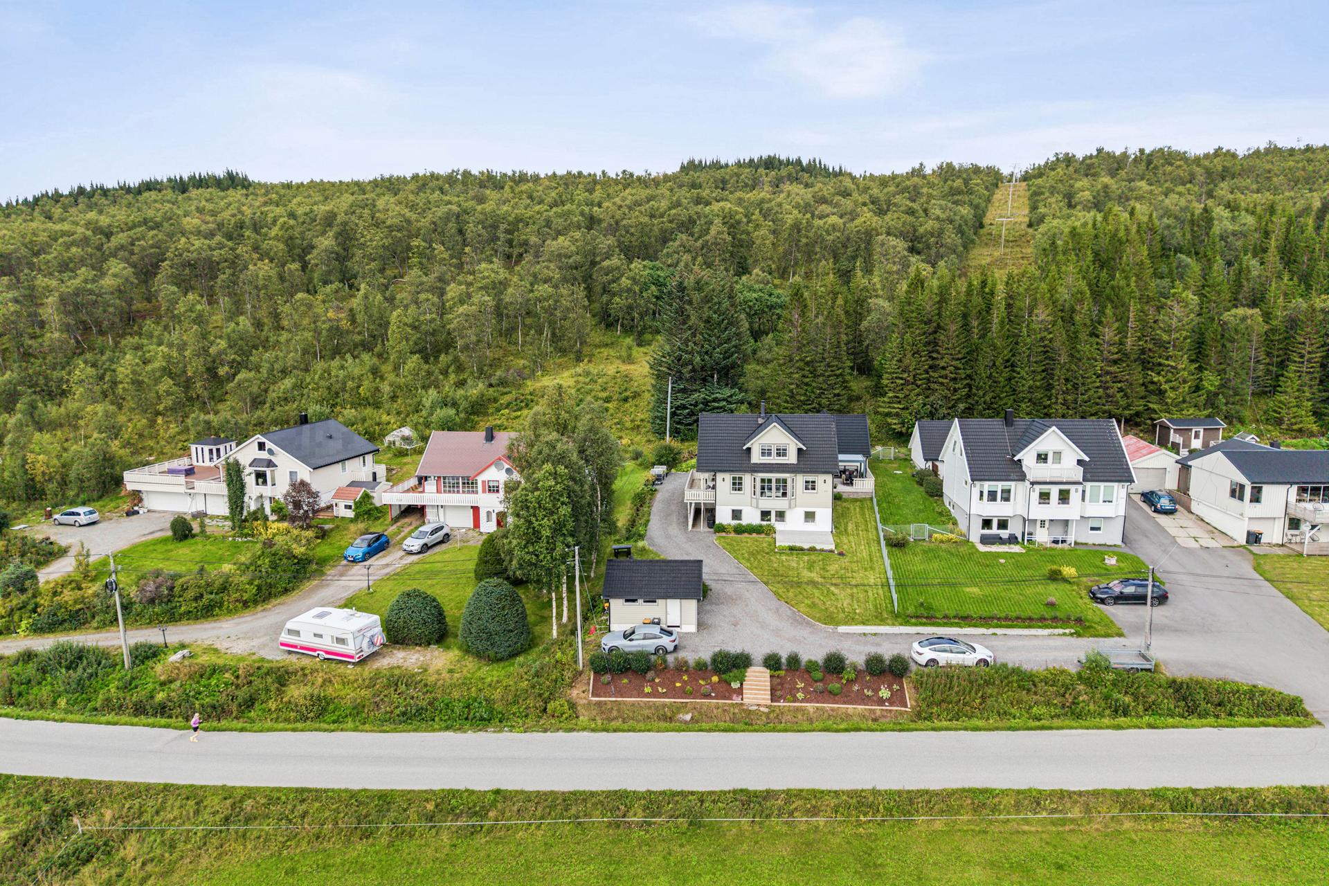 Halvpart av tomannsbolig over to plan, fint plassert i terrenget med nærhet til fjæra.. Bilde nummer 2 av 3