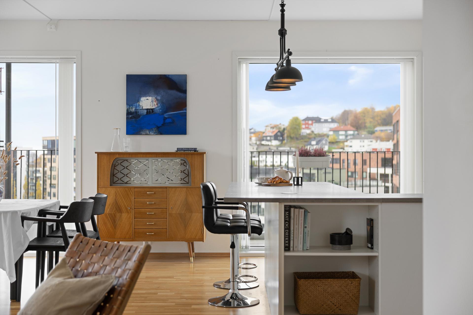 Boligen ble oppført i 2017 og holder en moderne standard. Her får du attraktive kvaliteter som fjernvarme via radiatorer, balansert ventilasjon og heis i bygget. . Bilde nummer 3 av 3