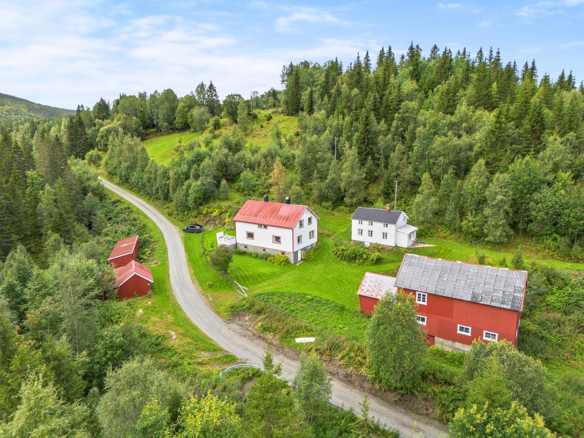 Landlig småbruk med navnet Elverum i Framverran. Bebyggelsen består av enebolig, kårhus, uthus, garasje og bod.  . Bilde nummer 2 av 3