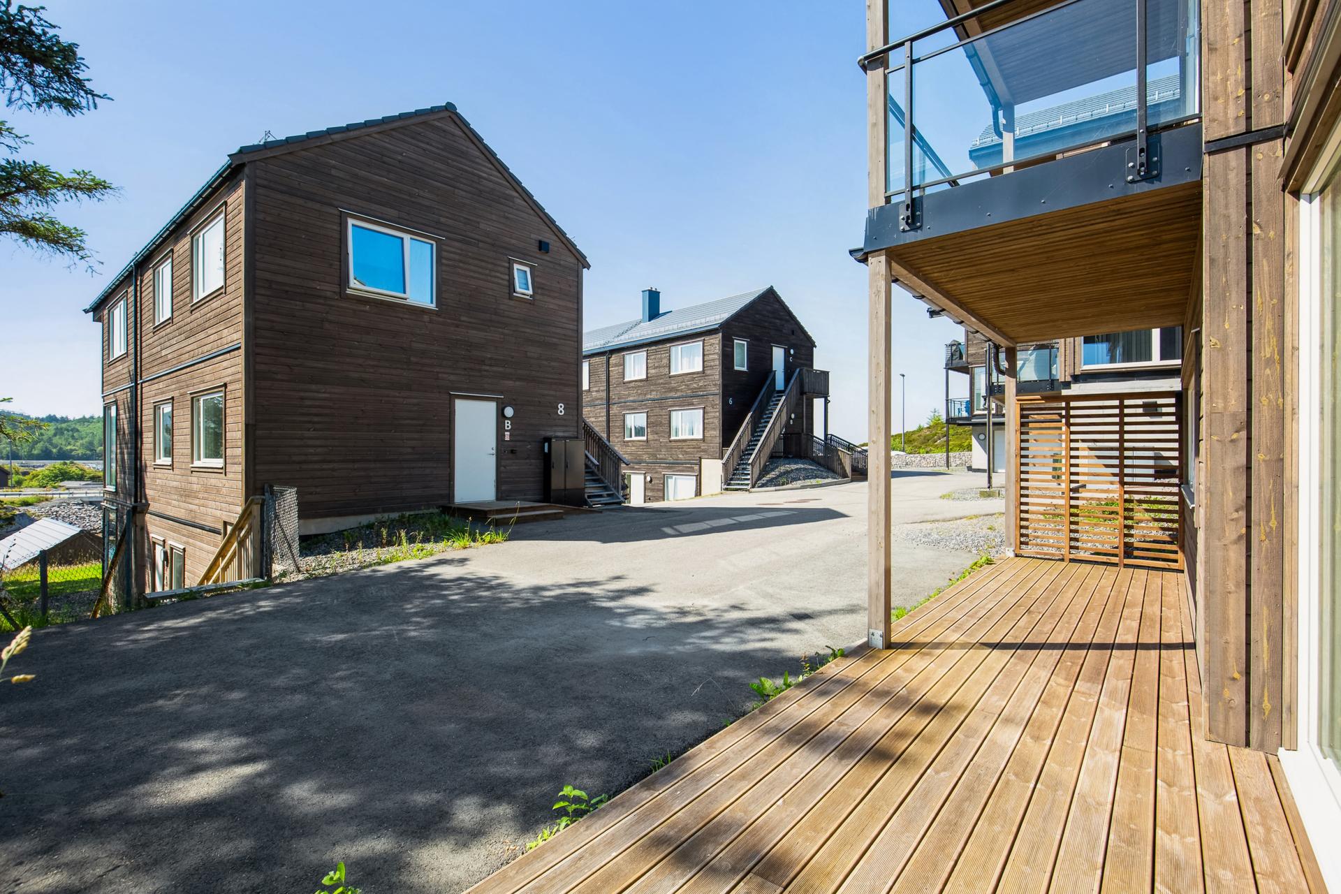 Terrasse i tillegg har leiligheten overbygd uteplass ved inngangsparti. . Bilde nummer 3 av 3