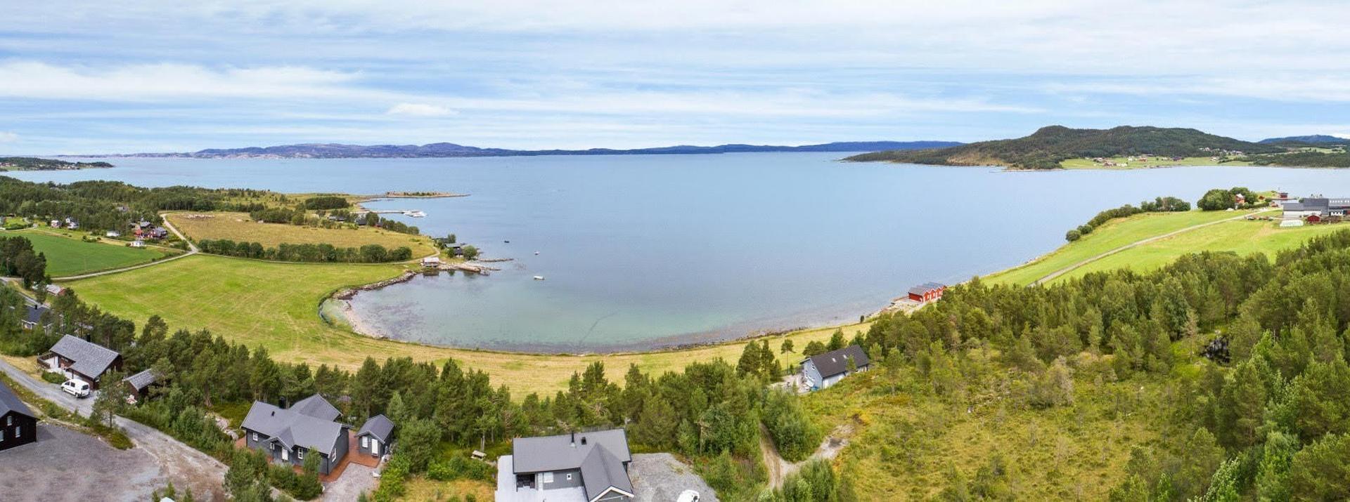 Hytte beliggende i Rognan hyttefelt på idylliske Skardsøya i Aure. Bilde nummer 2 av 3