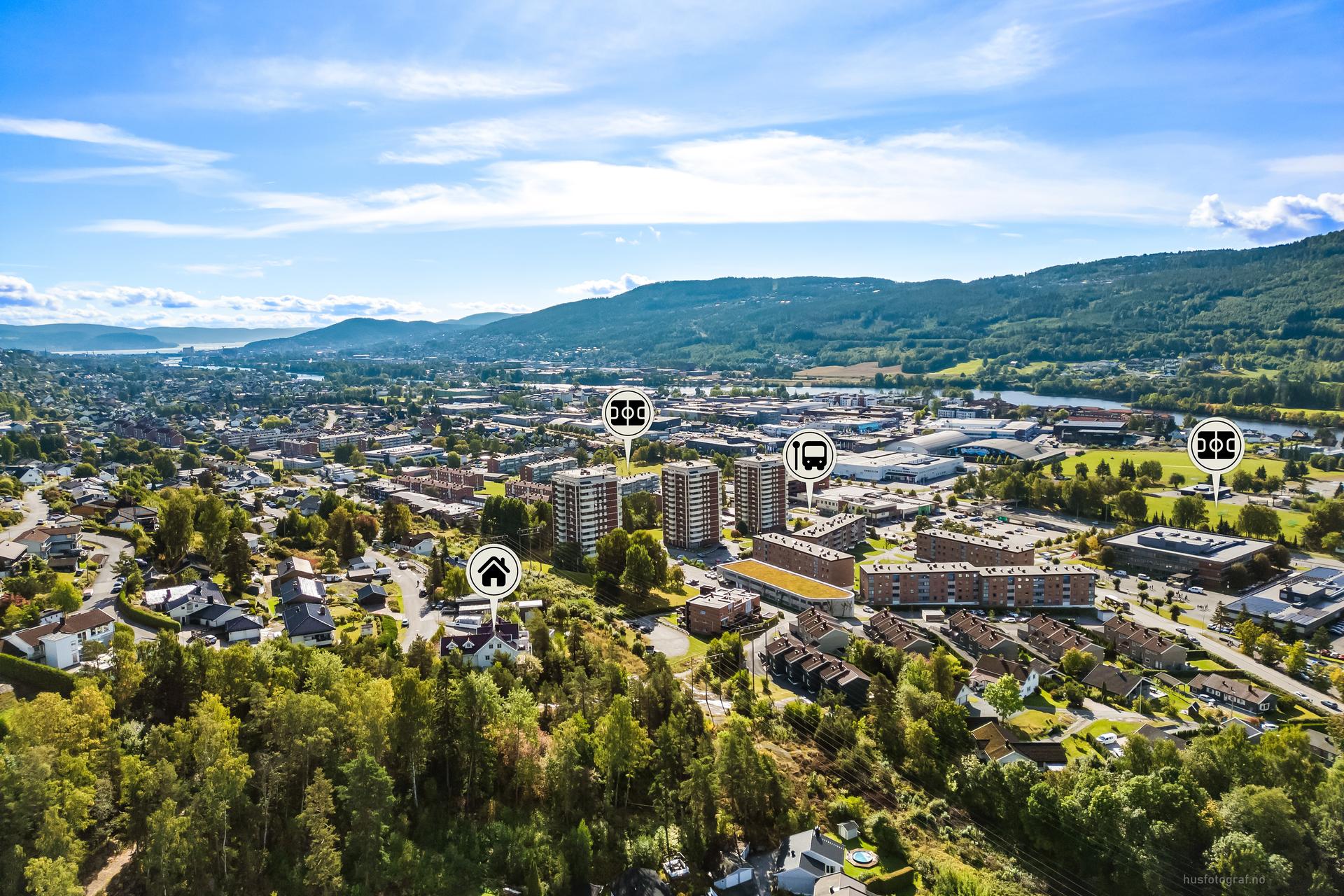Eiendommen ligger i et attraktivt og etablert boligområde med utsikt mot Drammen, Drammensselva og åsene omkring.. Bilde nummer 3 av 3