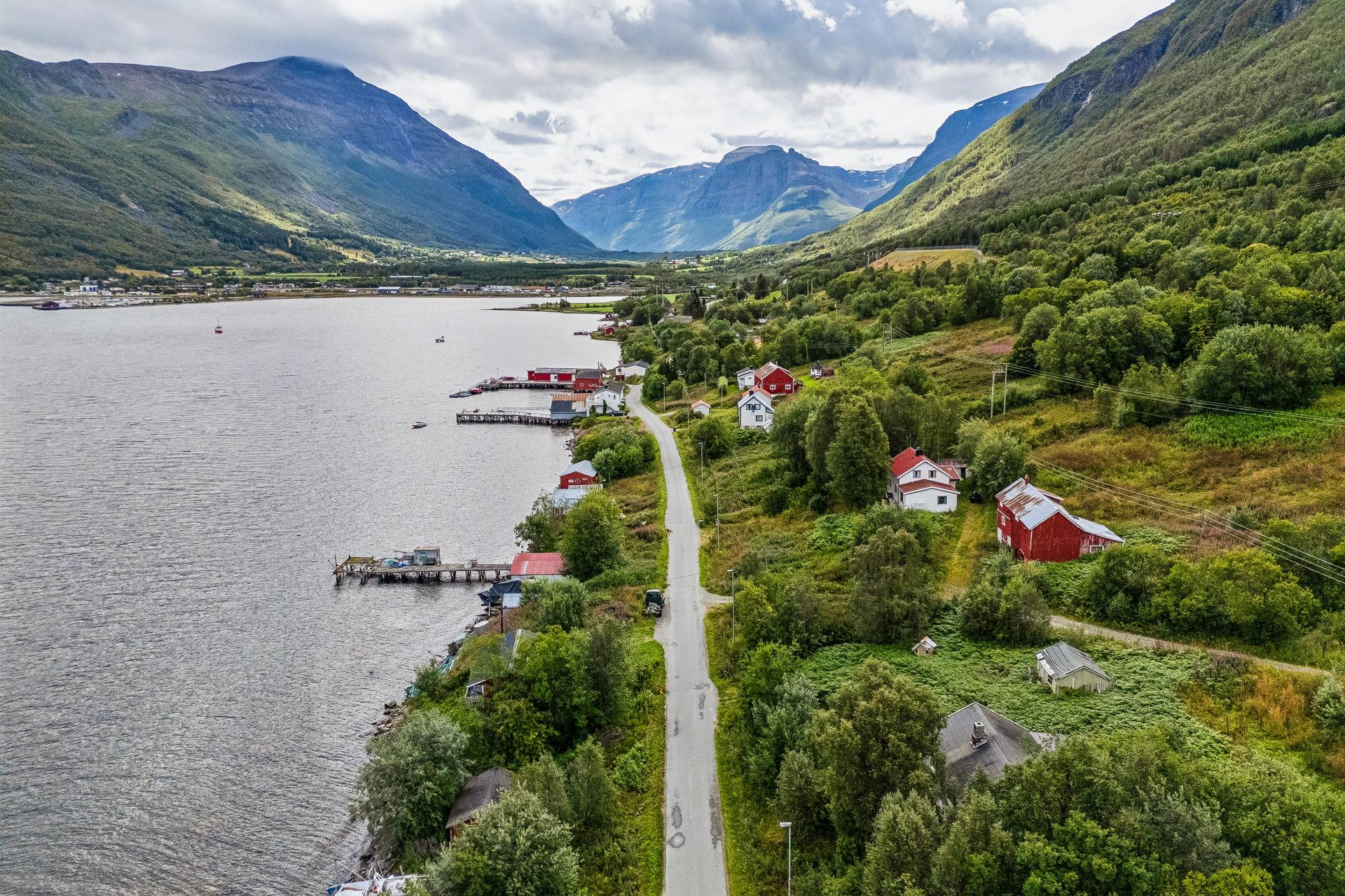 Enebolig med enestående beliggenhet og utsikt over fjorden.. Bilde nummer 3 av 3