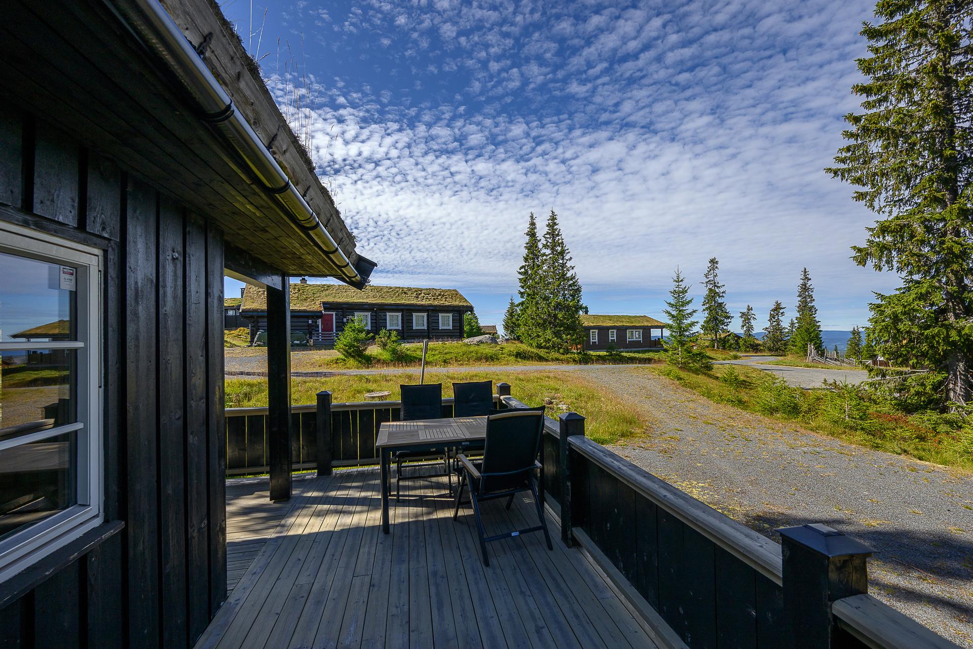 Stor og solrik terrasse på 33 m² med utgang fra stuen. Herfra er det kort vei til oppkjørte skiløyper og turstier.. Bilde nummer 3 av 3