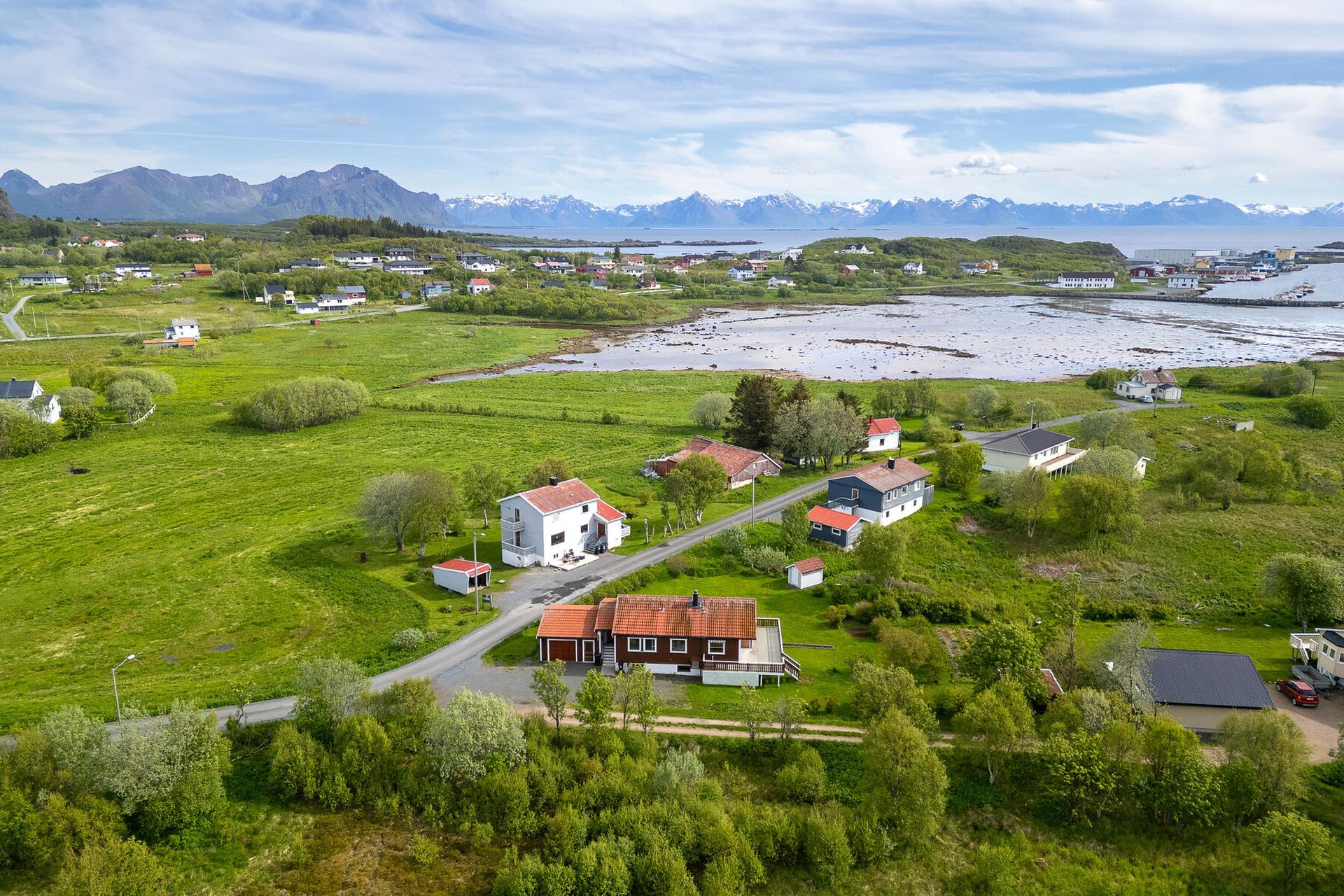 Eiendommen har en landlig og naturskjønn beliggenhet i Bø i Vesterålen.. Bilde nummer 2 av 3