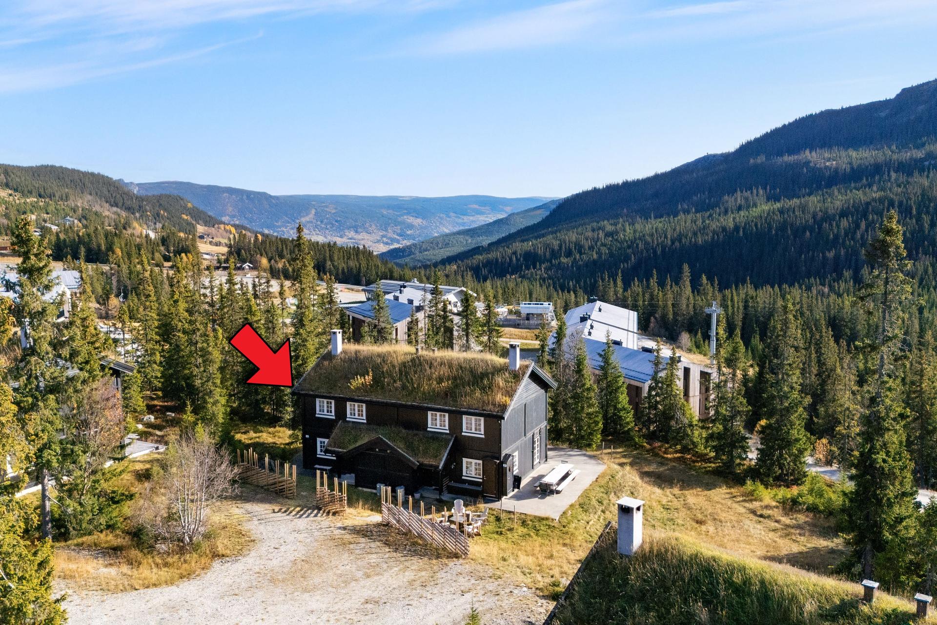 Halvpart av vertikaldelt fritidsbolig over to plan, beliggende på Kvitfjell Vest med ski-inn/ski-out.. Bilde nummer 2 av 3