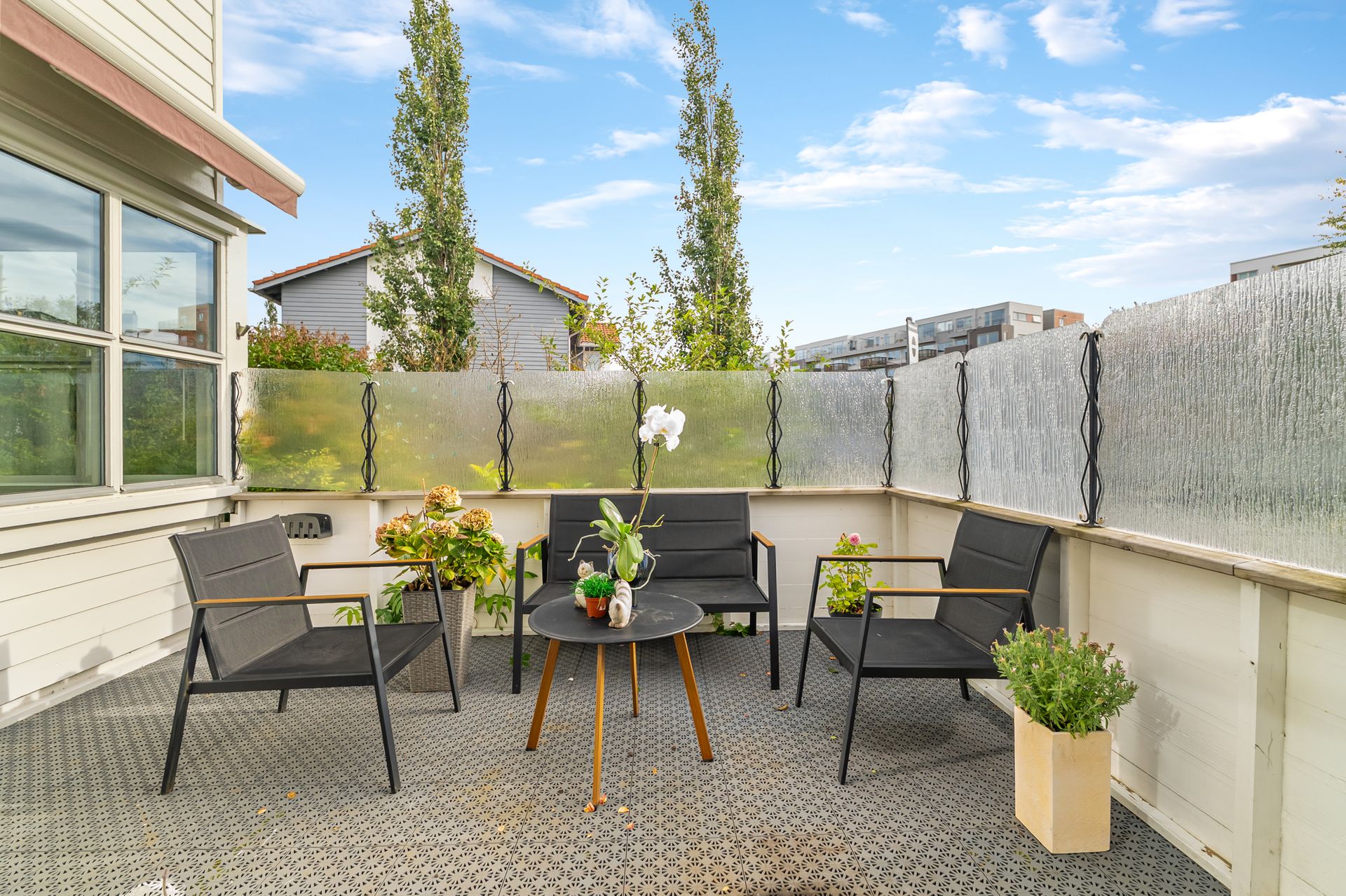 Skjermet markterrasse med god plass til sittegruppe og utemøbler.. Bilde nummer 2 av 3