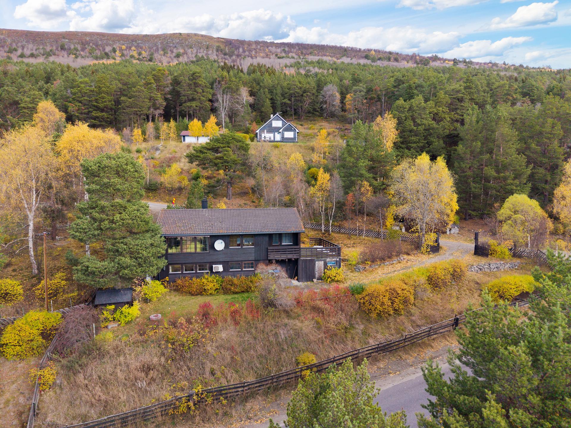 Eiendommen ligger i et rolig og naturskjønt område med skog og turterreng like utenfor døren.. Bilde nummer 3 av 3