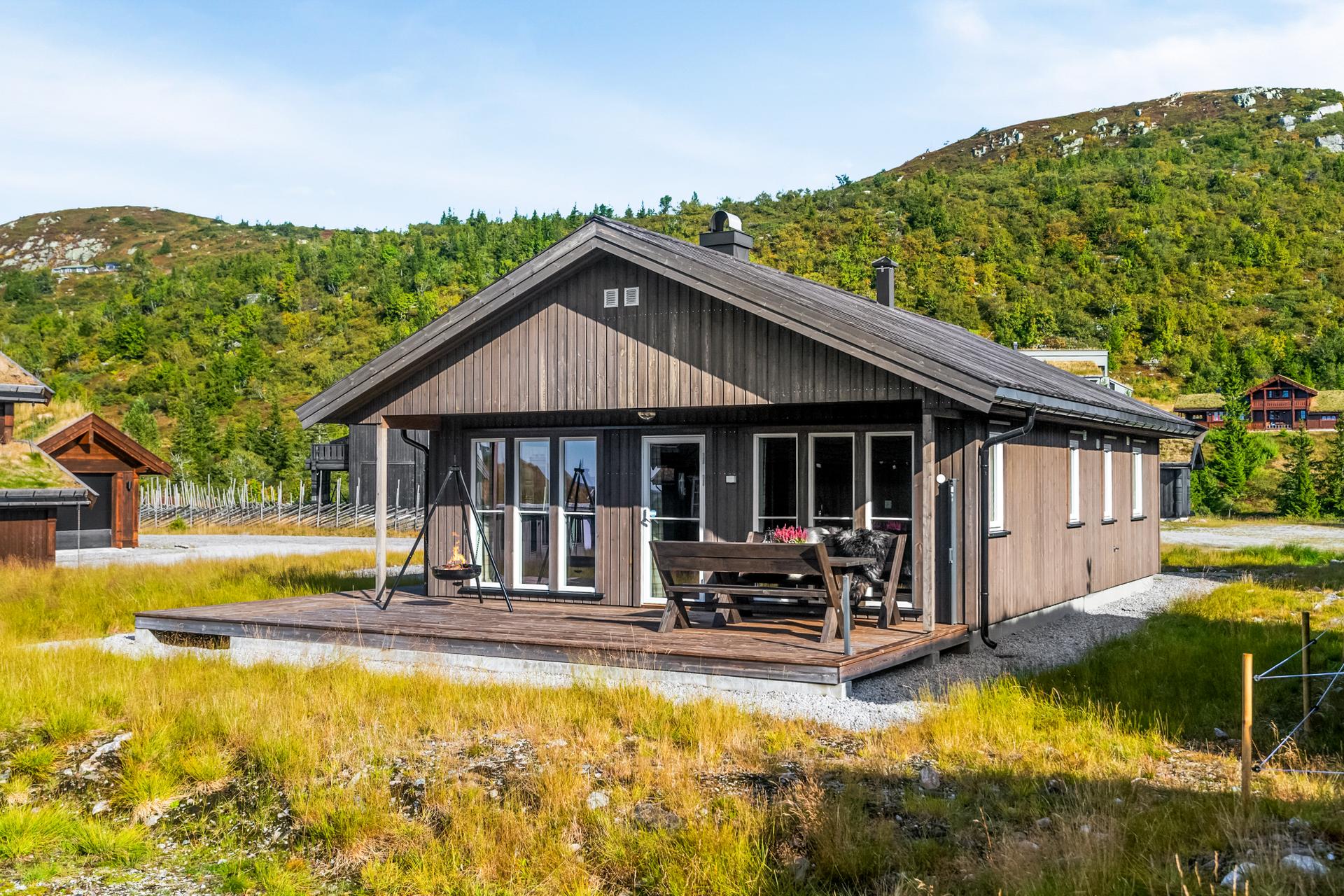 Nyere høyfjellshytte av typen Buen Royal, med solrik beliggenhet og umiddelbar nærhet til skiløyper og slalombakke på Lifjell.. Bilde nummer 2 av 3