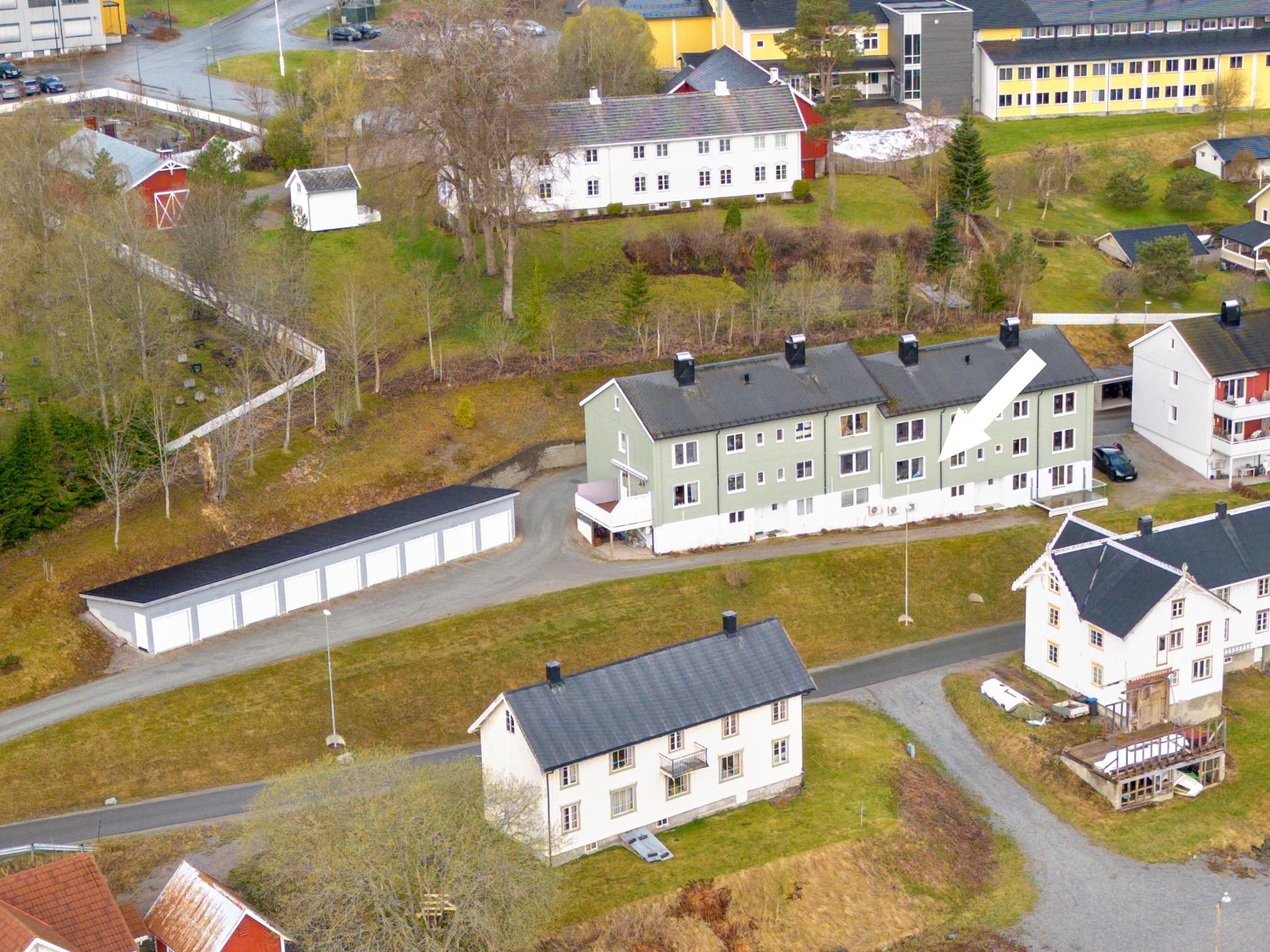 Sentralt beliggende treromsleilighet i Malm med tilhørende parkering i garasje. . Bilde nummer 2 av 3