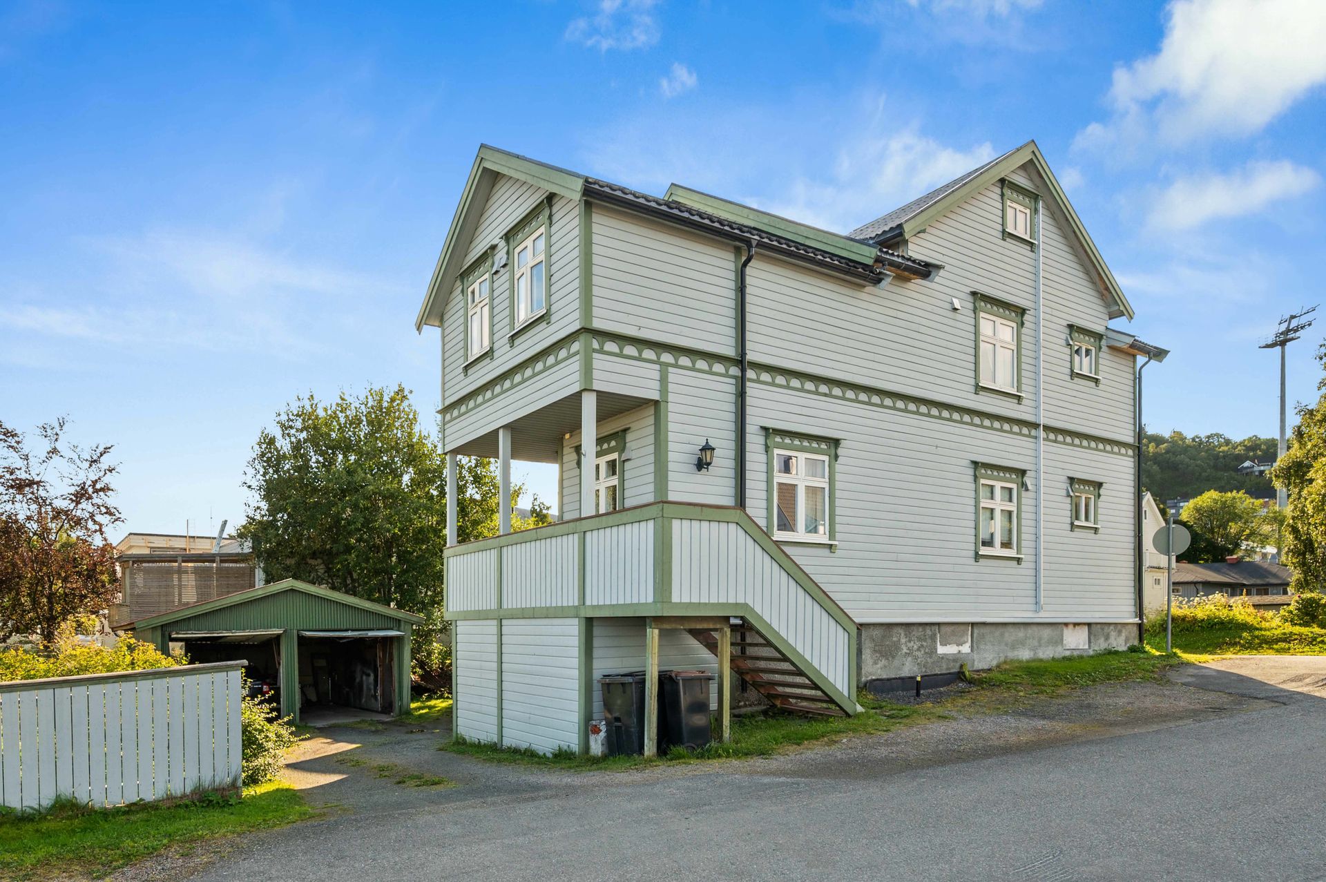 Enkel adkomst fra vei til eiendommen. Pen eiendom!. Bilde nummer 2 av 3