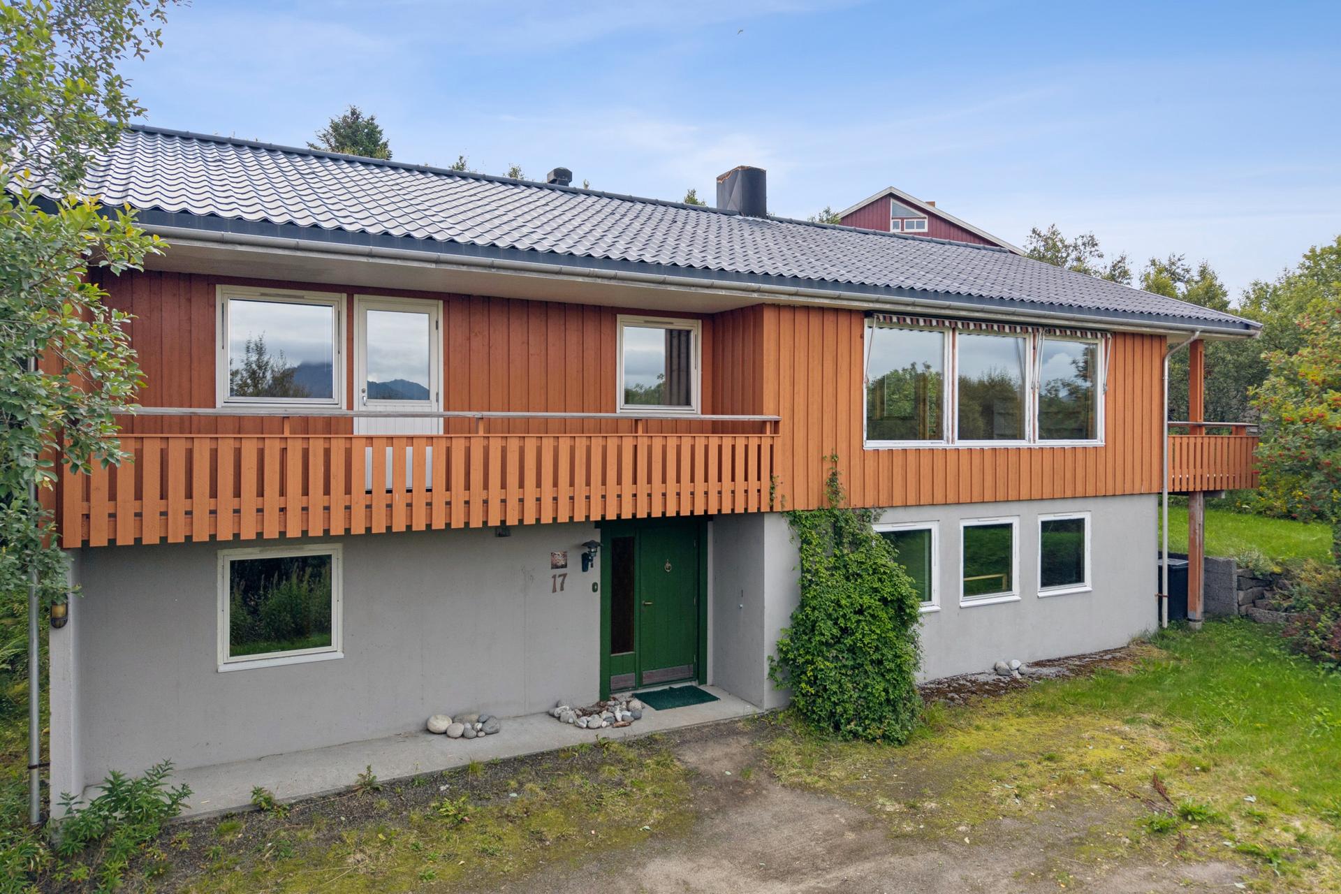 Huset går over to plan og har en innholdsrik planløsning med bl.a. 4 soverom. . Bilde nummer 3 av 3