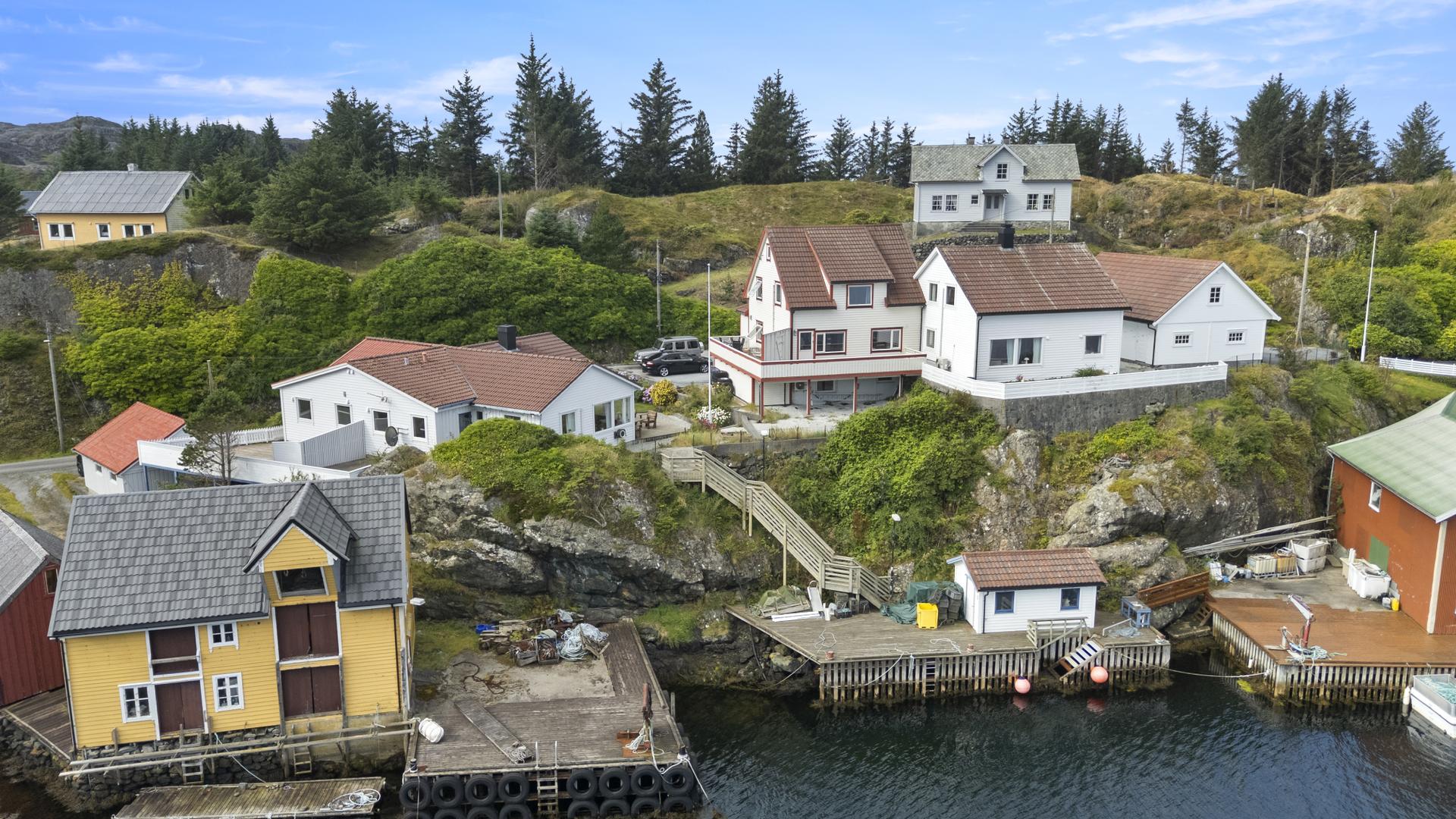 Eiendommen har egen kai og sjøbod like nedenfor boligen.. Bilde nummer 3 av 3