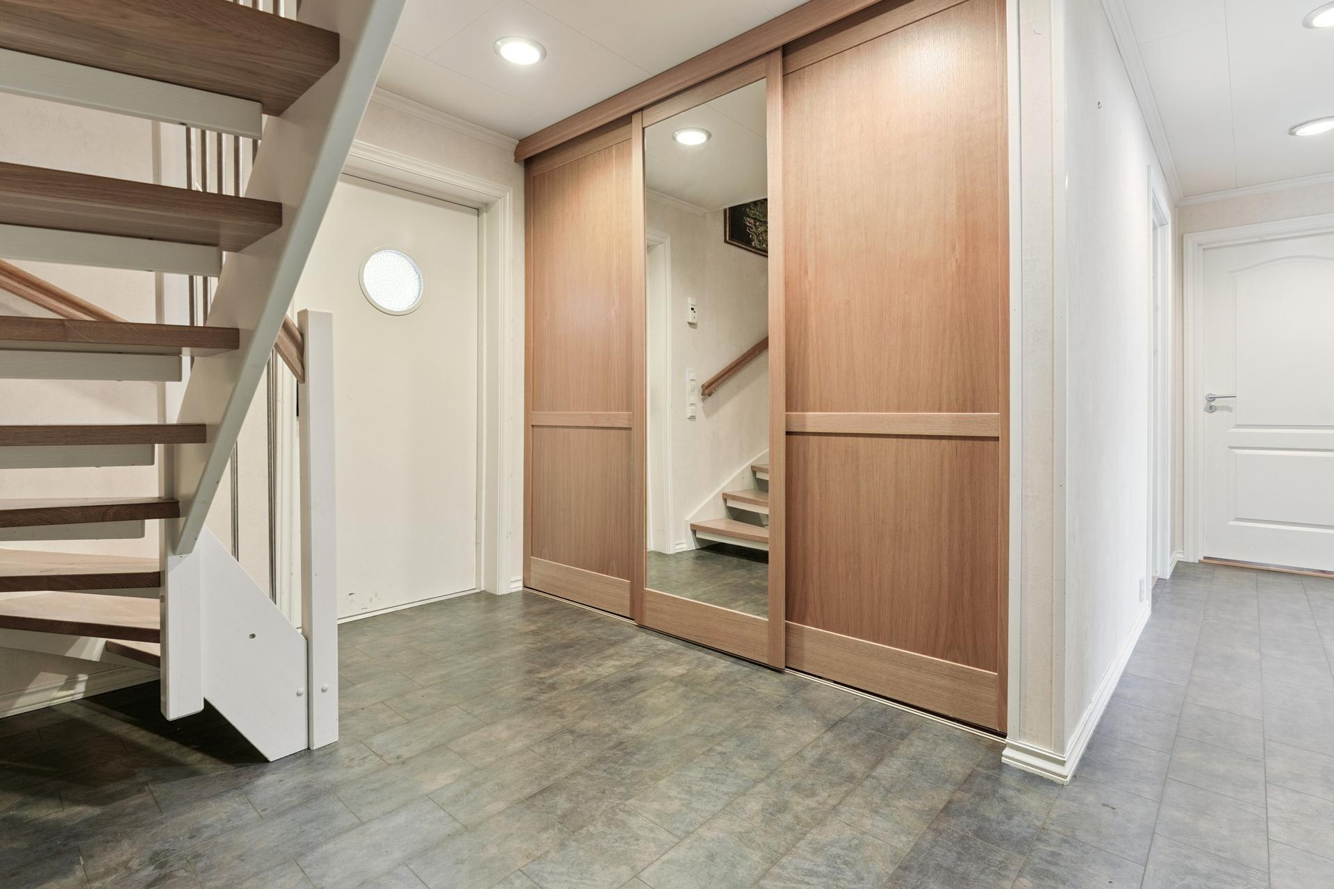 Velkommen inn. Her har du ein lys og triveleg gang med garderobe. Flis på golv og malte plater på vegg. Alle golv i 1.etasje har vassboren golvvarme. . Bilde nummer 3 av 3
