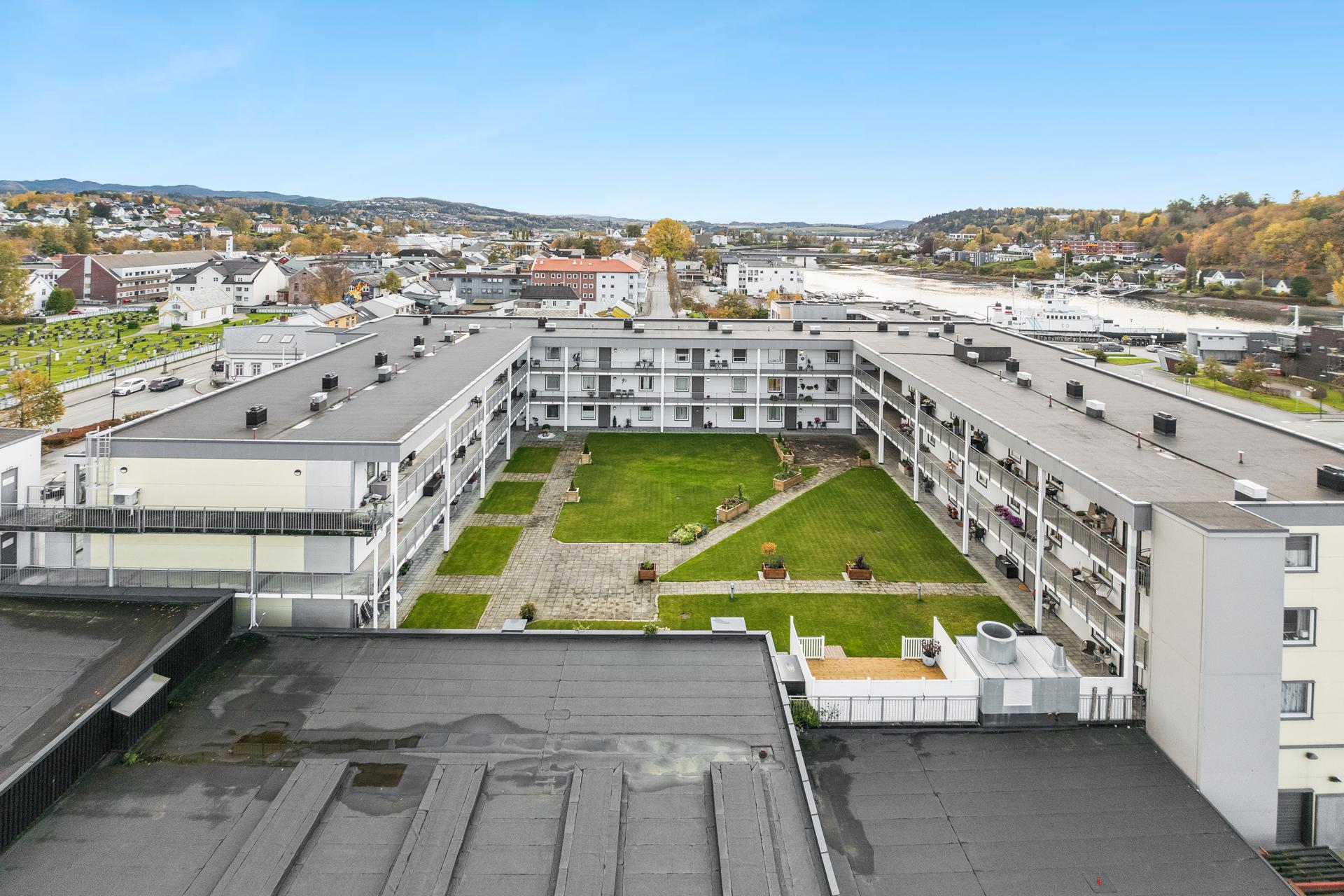 Flott opparbeidet tun som benyttes i fellesskap. Bilde nummer 3 av 3